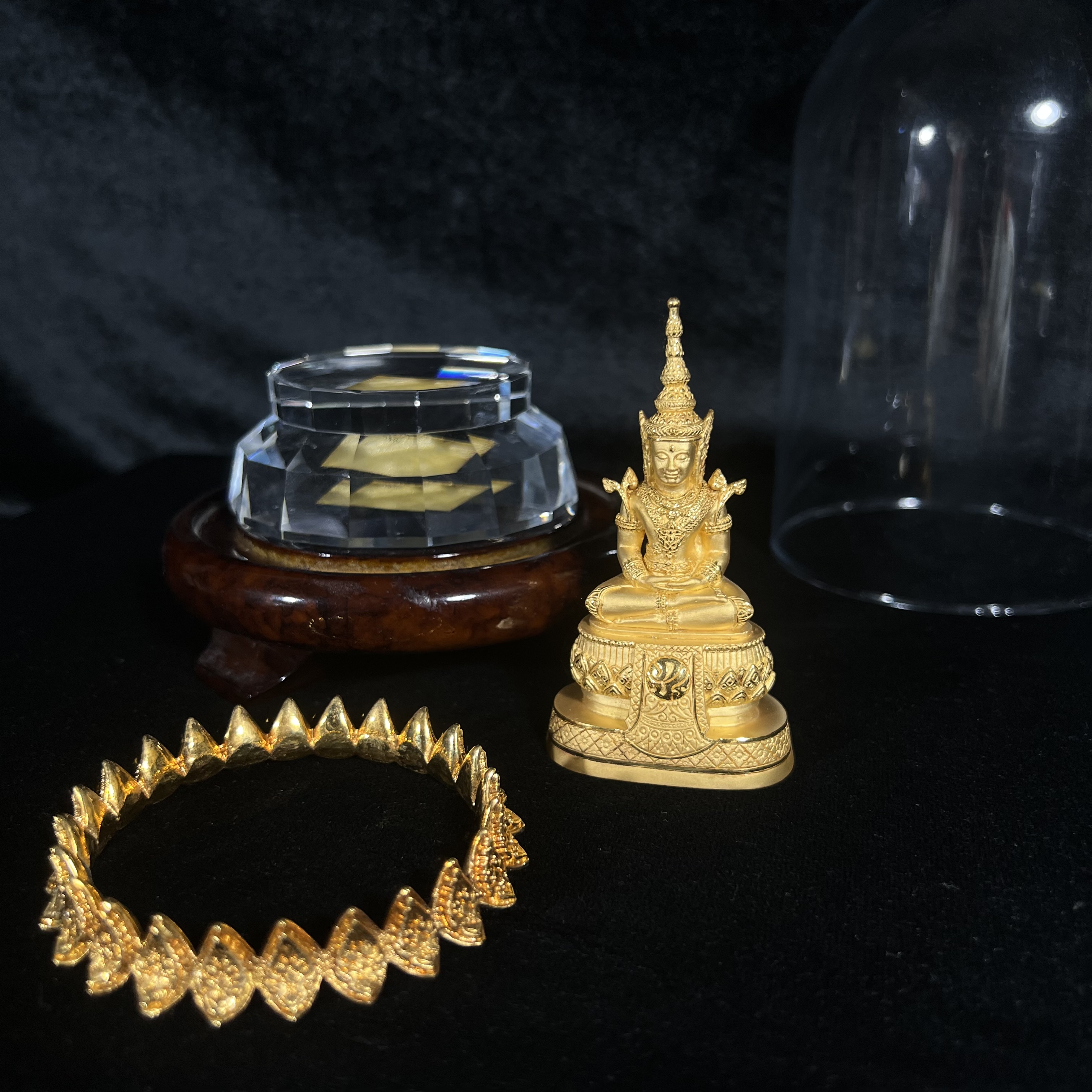 พระแก้วมรกต ภปร.(รุ่นแรก) ปี2545 รุ่นฉลองกรุงรัตนโกสินทร์ครบ 220 ปี หล่อลอยองค์ เนื้อทองคำบริสุทธิ์99.99% ขนาดบูชา 50*90 มม. พร้อมฐานวางครอบแก้วเดิม(สวยงามและหายากมาก)(1ใน1000องค์)