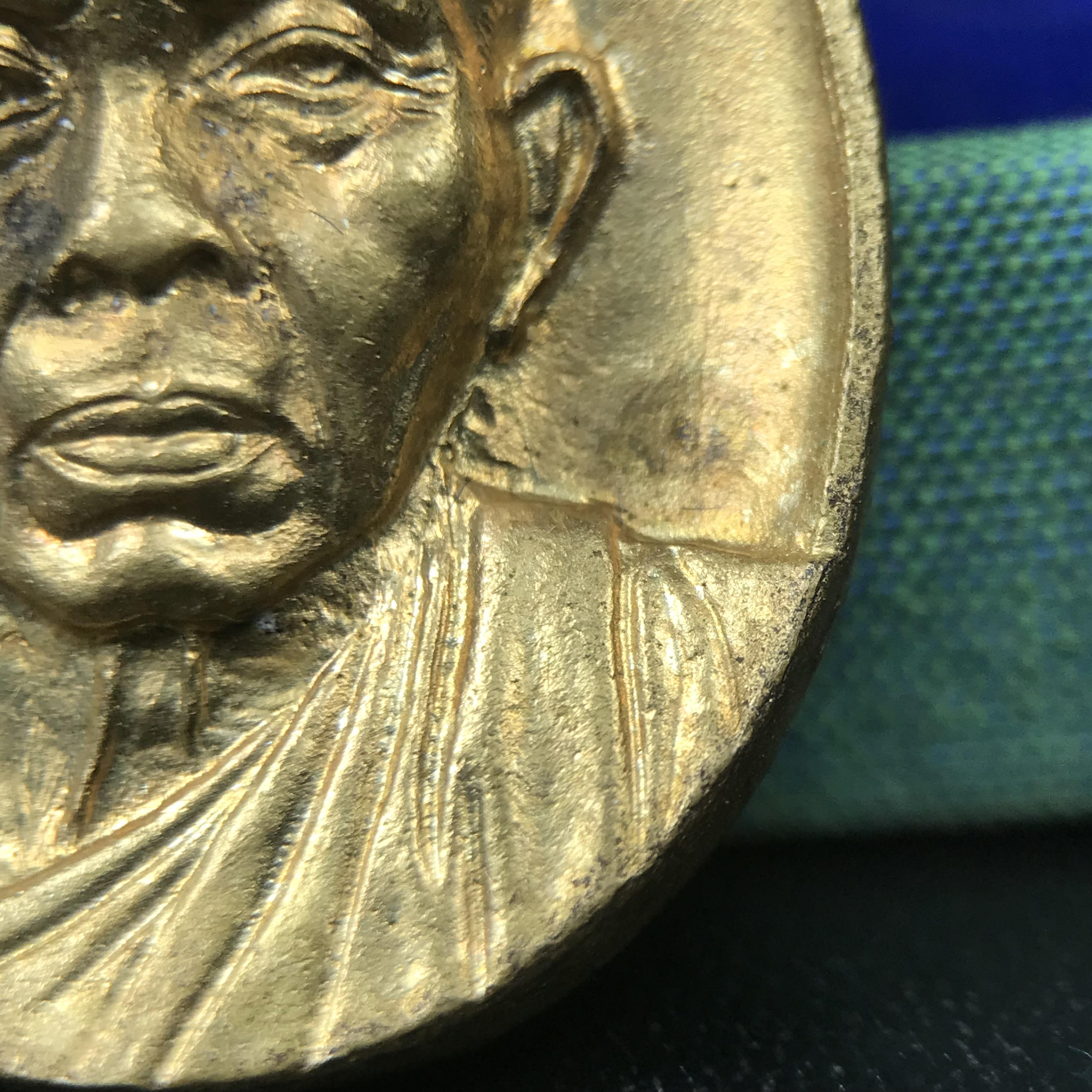 เหรียญรูปเหมือนพระญาณวิทยาคมเถร (หลวงพ่อคูณ ปริสุทโธ)ชุดกาญจนาภิเษกครองราชย์ครบ 50 ปี วัดบวรนิเวศวิหาร ปี พ.ศ. 2538 เนื้อบรอนซ์ทอง(จัดสร้างได้เหมือนหลวงพ่อคูณมาก มีรายละเอียดและความคมชัดสูง ลูกศิษย์ท่านไม่ควรพลาด วิจิตรศิลป์และพุทธศิลป์งดงาม)พิธีใหญ่