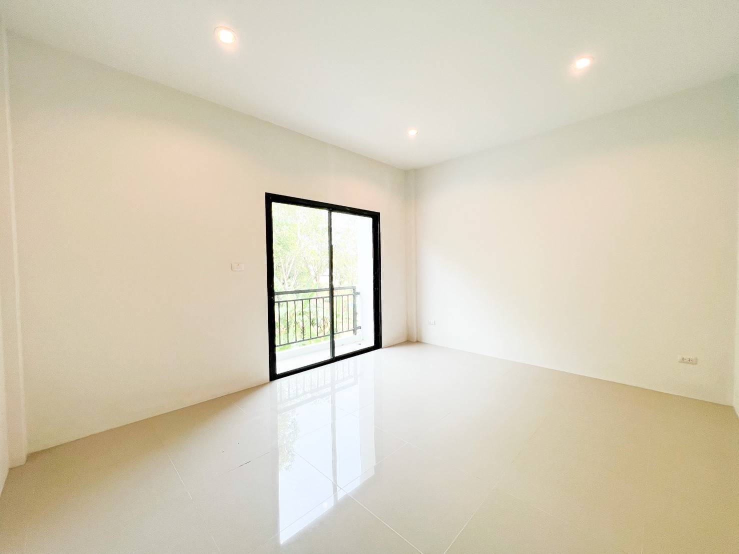 For Rent : Wichit, 3-Storey Commercial Building, 3 Bedrooms 4 Bathrooms