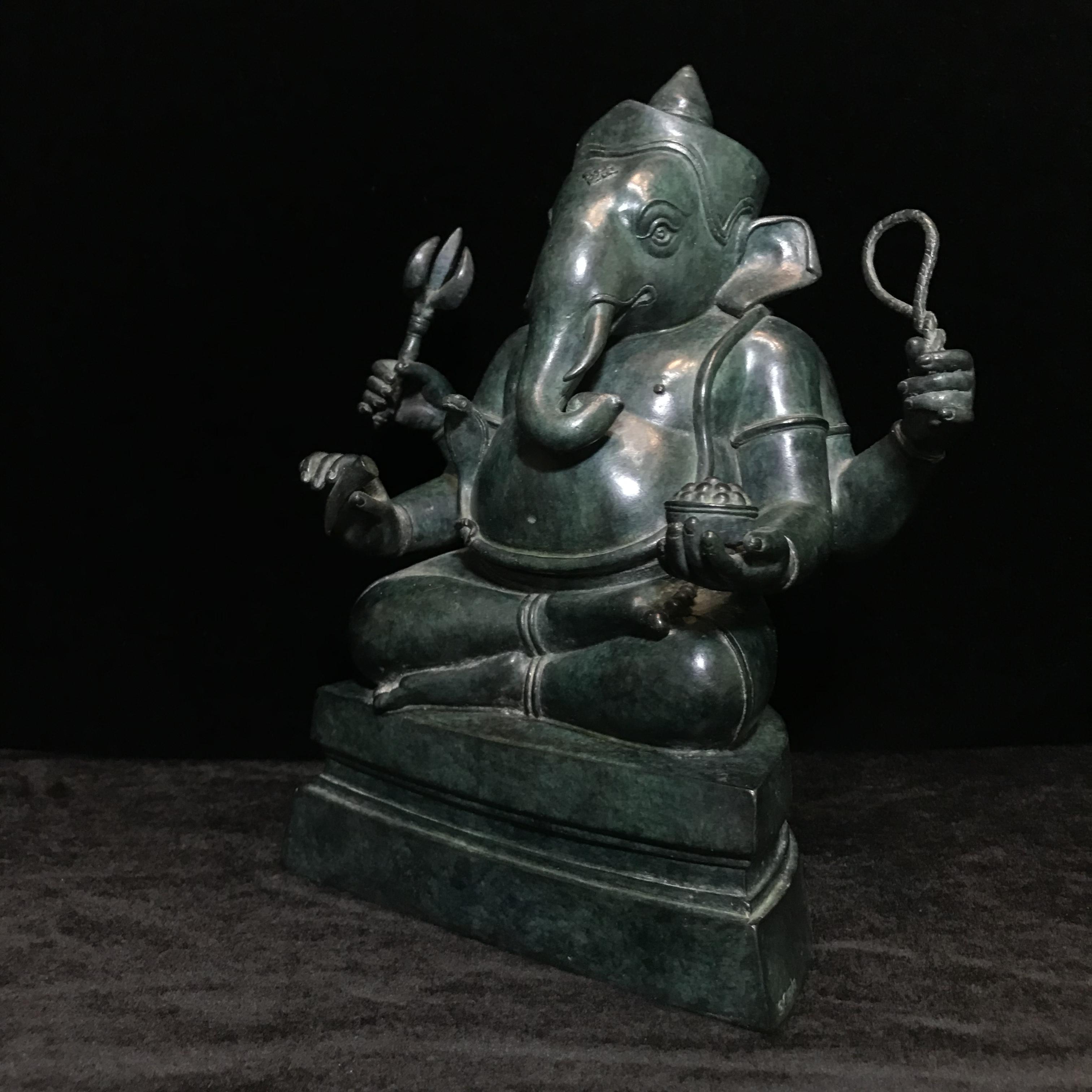 พระพิฆเนศครบรอบ55ปี คณะจิตรกรรม ม.ศิลปากร ปี 2540 เนื้อสำริด สนิมเขียว พาติน่า (Patinas) ขนาด 5x9 นิ้ว เป็นพระพิฆเนศที่งดงามทางด้านศิลปะมาก