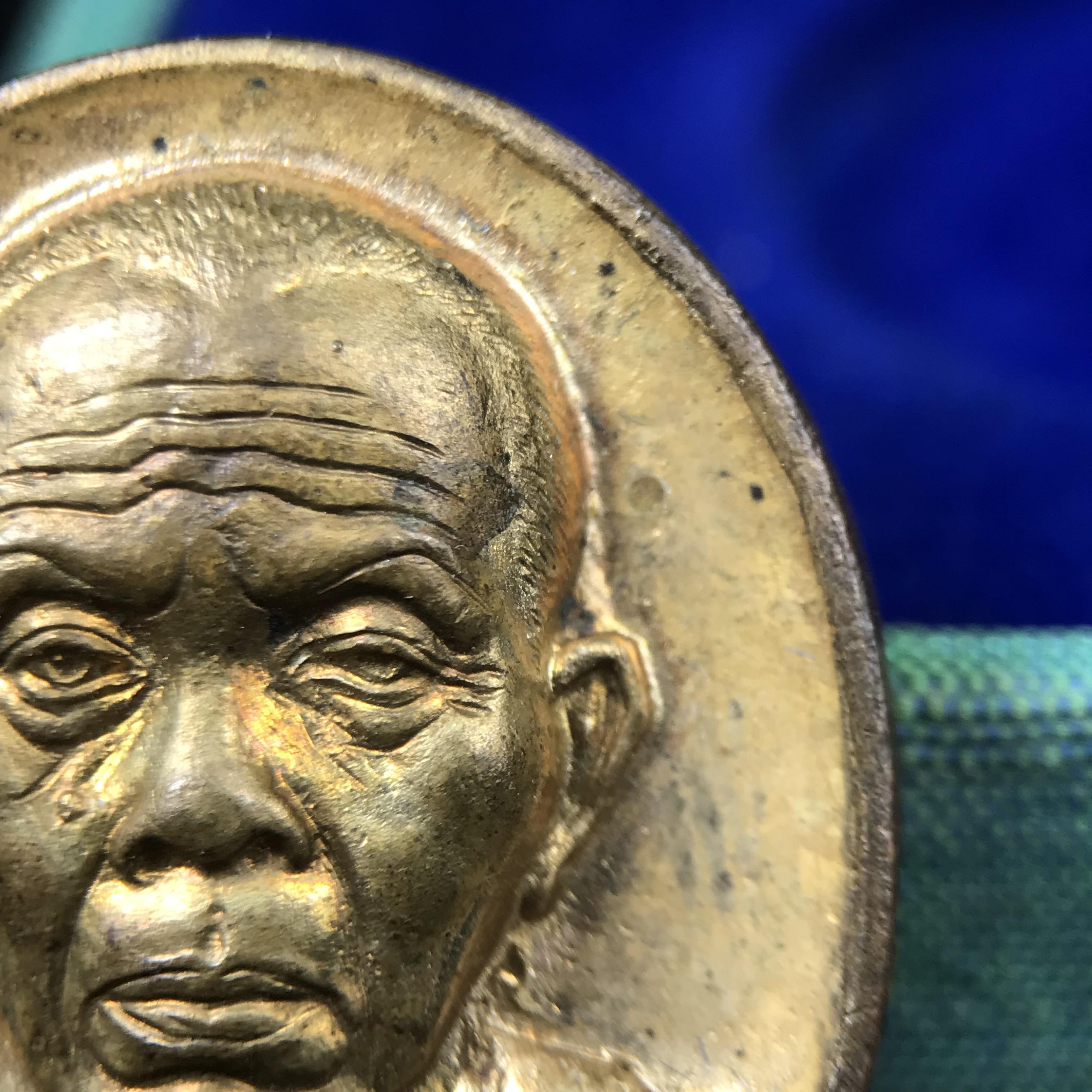 เหรียญรูปเหมือนพระญาณวิทยาคมเถร (หลวงพ่อคูณ ปริสุทโธ)ชุดกาญจนาภิเษกครองราชย์ครบ 50 ปี วัดบวรนิเวศวิหาร ปี พ.ศ. 2538 เนื้อบรอนซ์ทอง(จัดสร้างได้เหมือนหลวงพ่อคูณมาก มีรายละเอียดและความคมชัดสูง ลูกศิษย์ท่านไม่ควรพลาด วิจิตรศิลป์และพุทธศิลป์งดงาม)พิธีใหญ่