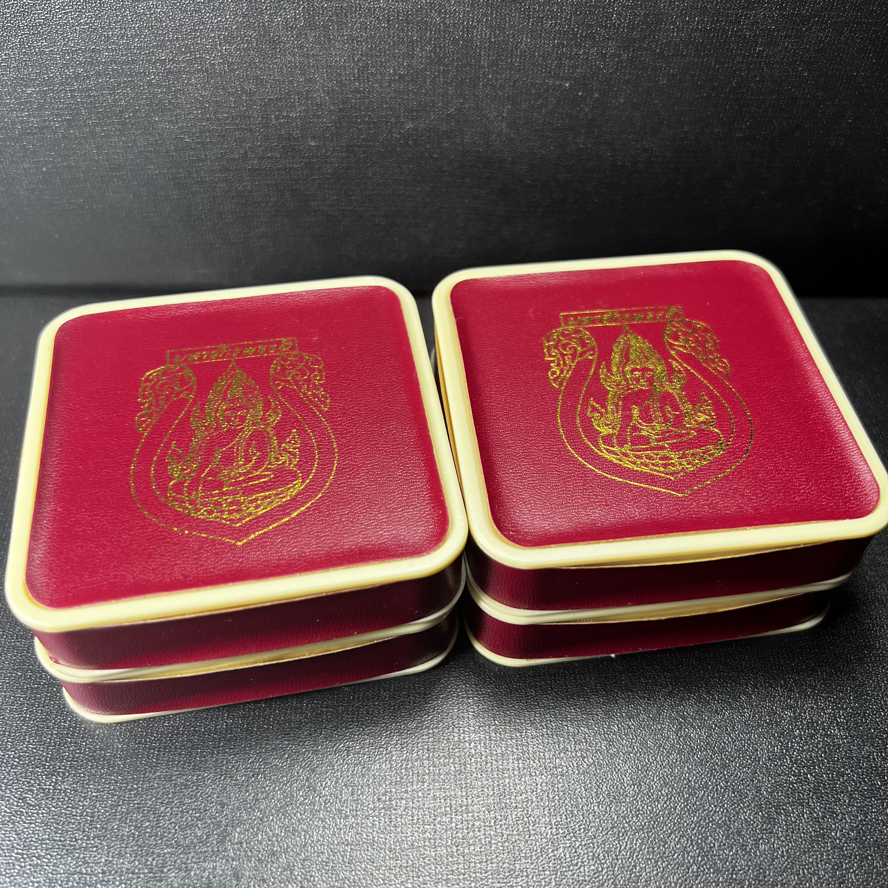 เหรียญพระพุทธชินราชเสมา รุ่น มหาจักรพรรดิ ปี 2545 วัดพระศรีรัตนมหาธาตุวรวิหาร จ.พิษณุโลก พิมพ์ใหญ่ เนื้อเงินสามกษัตริย์(ฉากพื้นหลังสามมิติ) ตอกโค๊ตและหมายเลข ซีนเดิมกล่องบรรจุเดิม คัดสวยสมบูรณ์