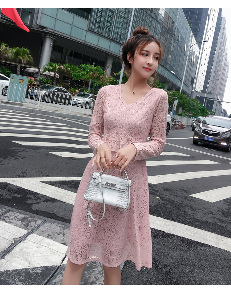 ชุดเดรสสั้นผ้าลูกไม้สีชมพูกะปิอ่อน คอวี แขนยาว เอวระบาย กระโปรงทรงเอบาน สวยหวาน ดูดี