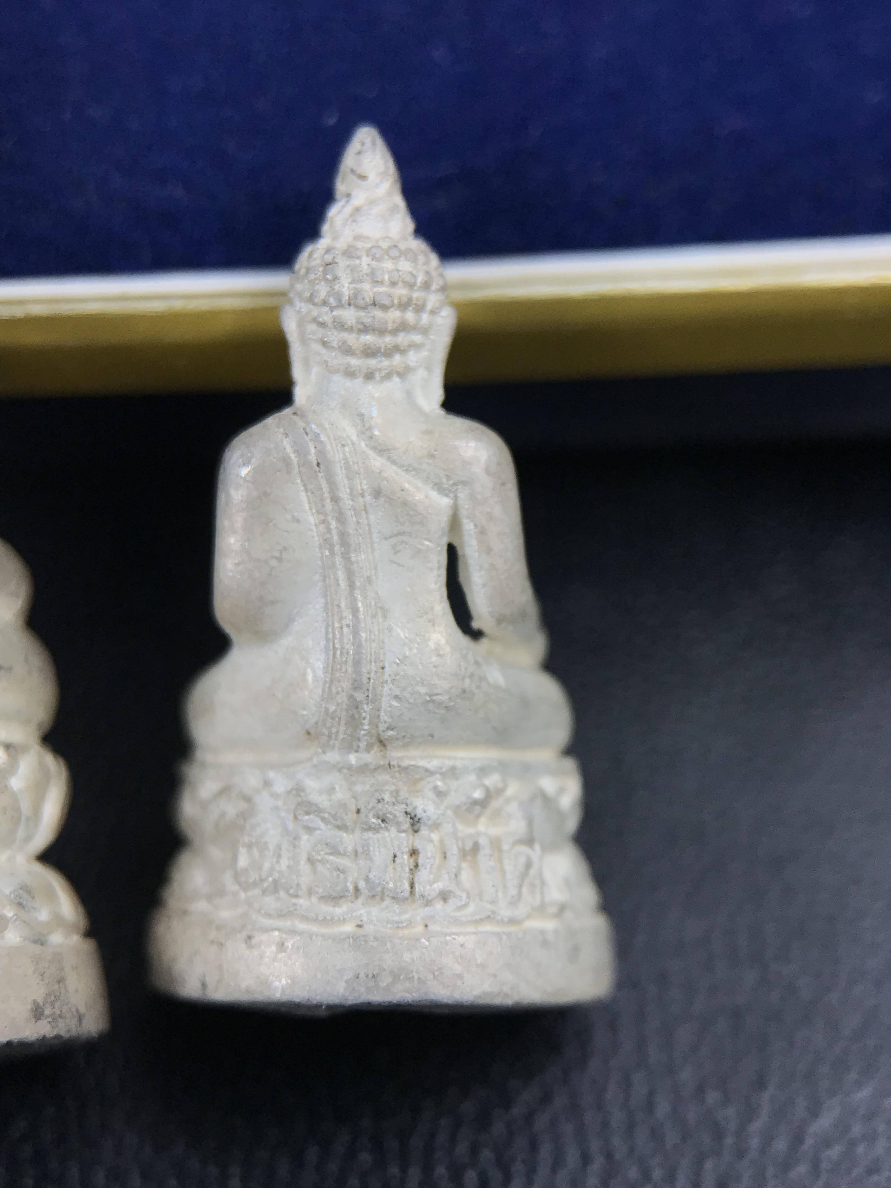 พระกริ่ง-พระชัยวัฒน์ ไพรีพินาศ ญสส.รุ่น นวฤทธิ์โภคทรัพย์ ปี 2544 อุดผงพุทธคุณ บรรจุมวลสารจิตรลดา และเส้นพระเกศาของสมเด็จพระญาณสังวร พระสังฆราชฯ พร้อมกล่องบรรจุเดิม เนื้อเงิน ก้นทองคำ(พิมพ์กรรมการ)ชุดหมายเลข ๒(1ใน 89 ชุด) หายากพบเจอน้อยมาก