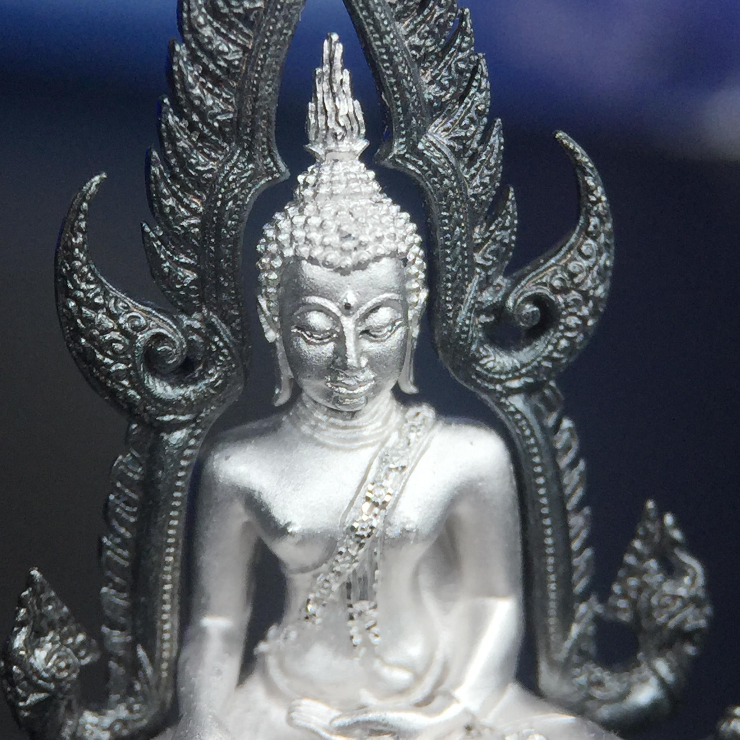 พระพุทธชินราช ภปร. โครงการ เพราะแผ่นดินนี้คือแผ่นดินเกิด เนื้อเงินชุบทองคำขาวซุ้มรมดำ ปี2551 ขนาดหน้าตัก1/2นิ้ว(3.5*2.5 ซม.) (สวยงามหายาก)1ใน 5000 องค์