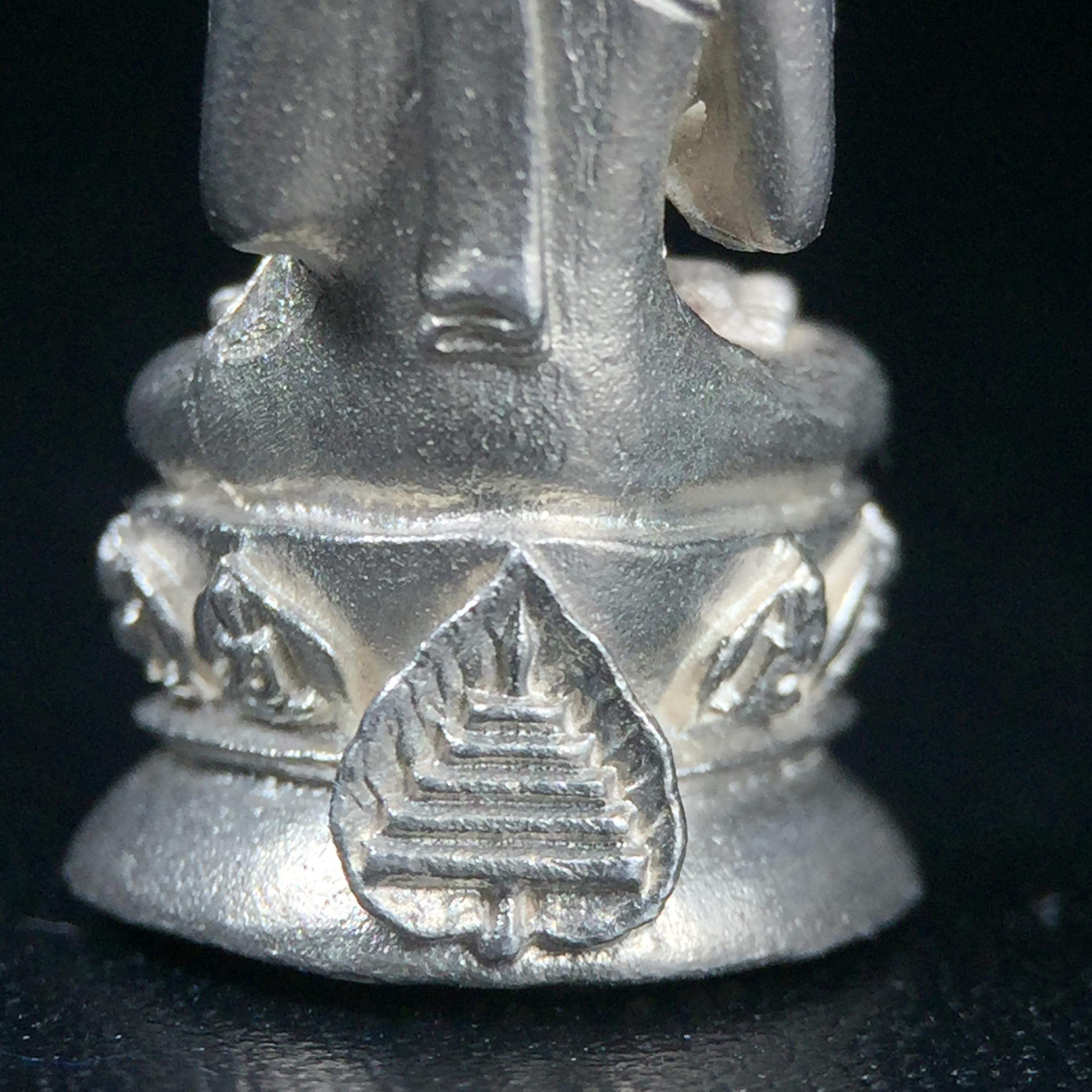 พระกริ่งปรมานุชิตชิโนรส วัดพระเชตุพนวิมลมังคลาราม(วัดโพธิ์) ปี2533 เนื้อเงิน ( ในหลวงรัชกาลที่9เสด็จเททอง)พิธีใหญ่ งดงามด้วยพุทธศิลป์เปี่ยมด้วยพุทธคุณ อีกหนึ่งรุ่นที่แนะนำสะสมบูชา