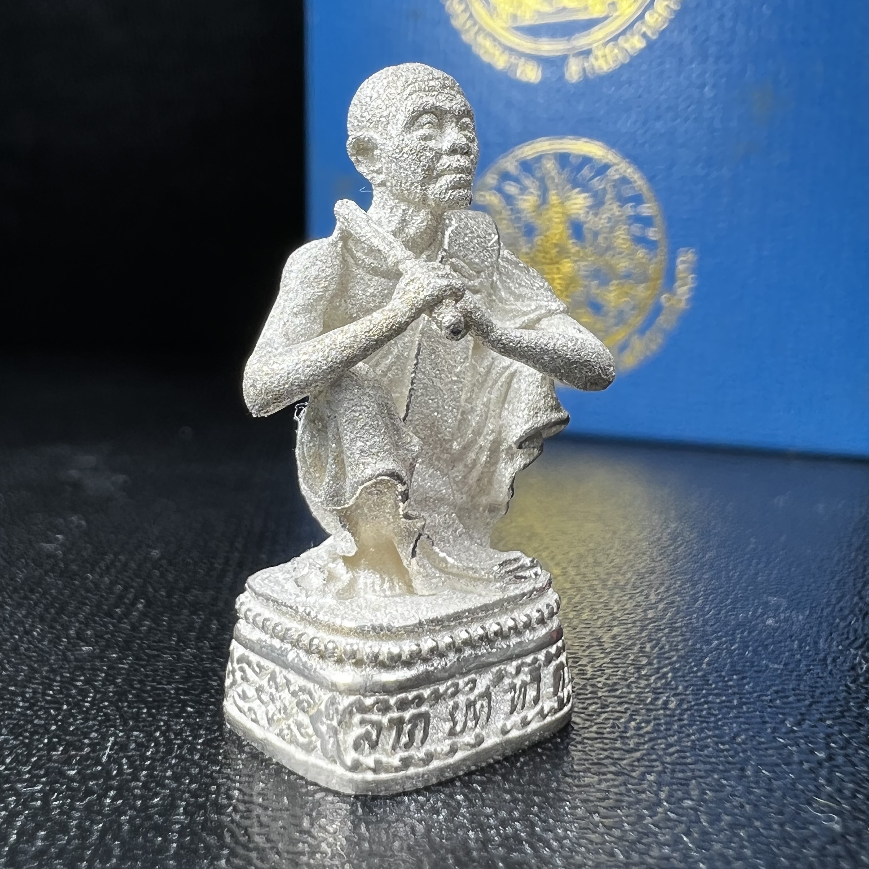 รูปหล่อหลวงพ่อคูณ รุ่นลาภ ยศ ทวีคูณ ปี2538 เนื้อเงินพ่นทรายประกายเพชร พร้อมกล่องบรรจุเดิมครบ(สภาพสวยเดิม นิยม)