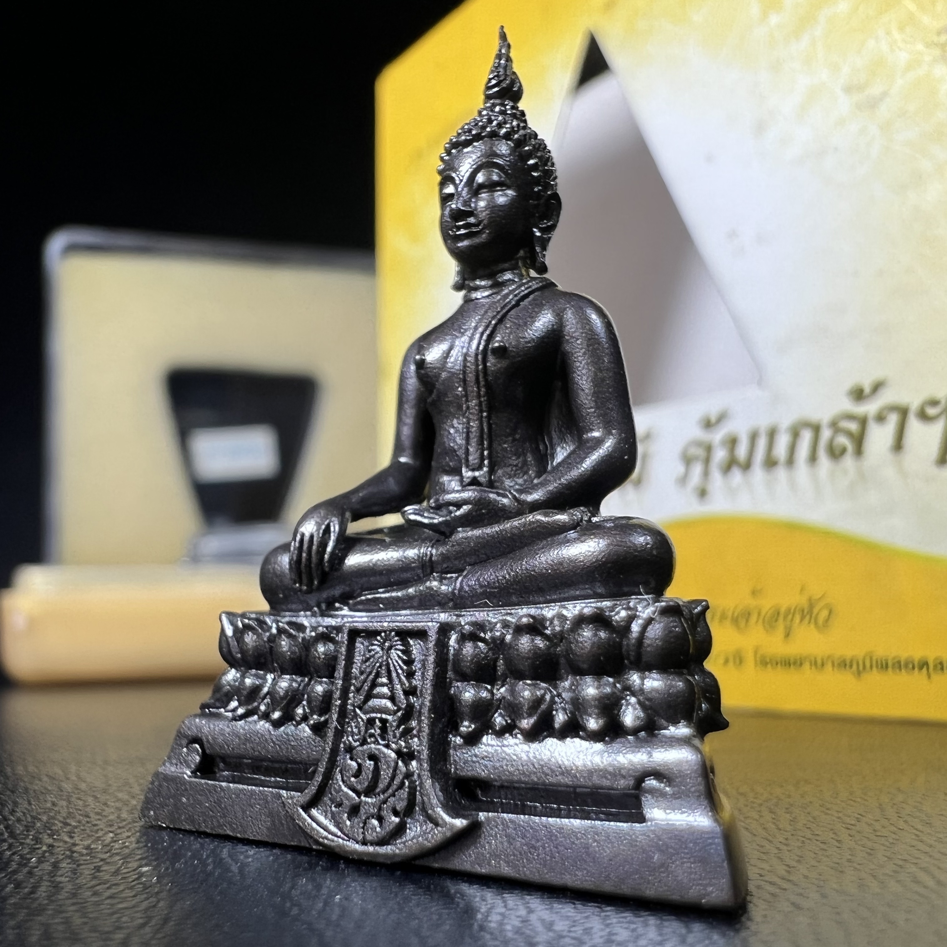 พระพุทธรูปคุ้มเกล้าฯ ภปร.(ใต้ร่มพระบารมี คุ้มเกล้า) 60ปี รพ.ภูมิพลฯ พ.ศ.2552 เนื้อนวโลหะ รมดำ(พิมพ์ใหญ่ขนาด 35.5*24 มม.)