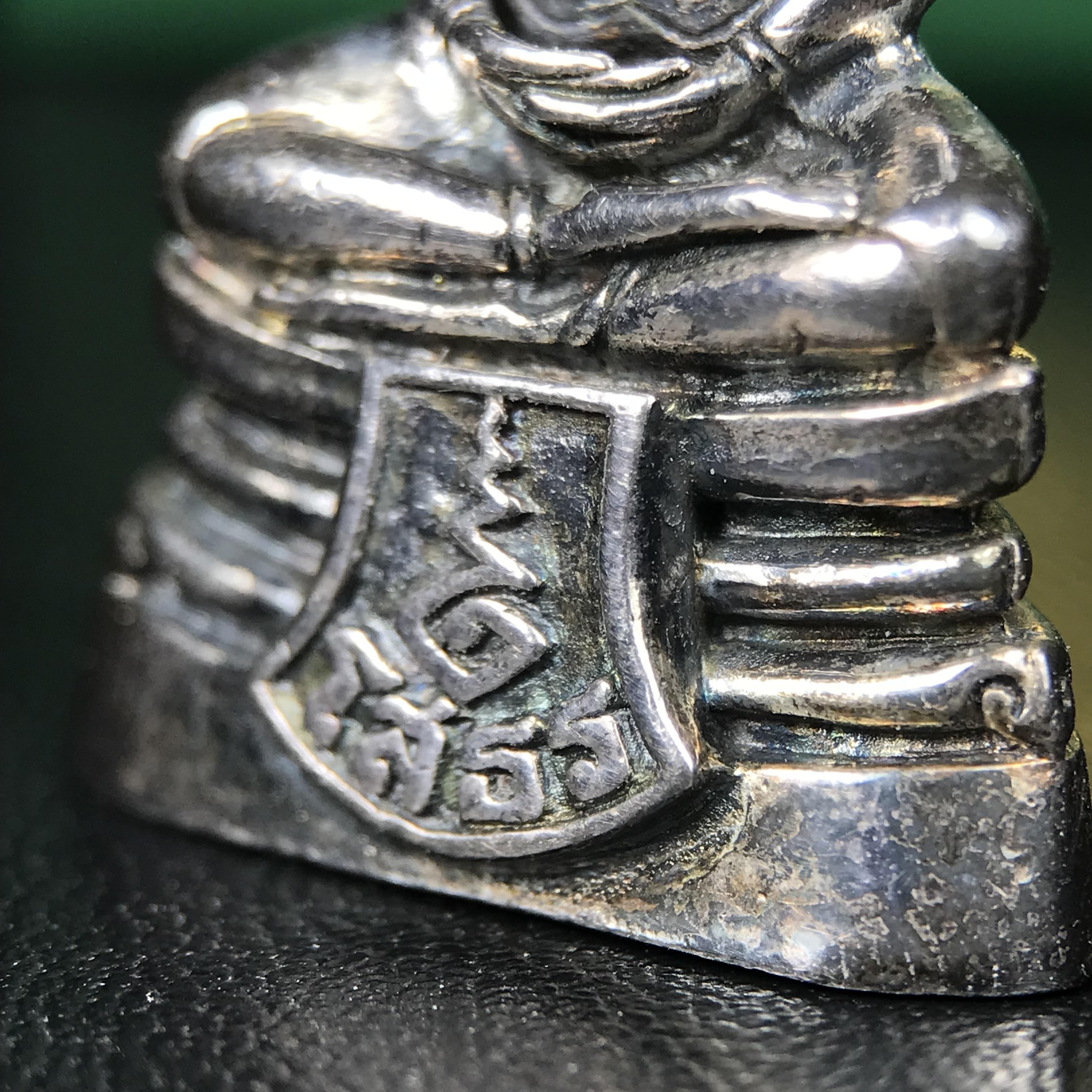 พระพุทธโสธร รุ่น กศก. 120 ปี เนื่องในโอกาสครบ 120 ปี กรมศุลกากร กระทรวงการคลัง จัดสร้าง ปี 2537 เนื้อเงินบริสุทธิ์ 99.9% ผิวขัดเงาลงดำ(เข้มขลัง)(งานบริษัท แพรนด้า จิวเวลรี่)สวยงดงาม ทรงคุณค่า