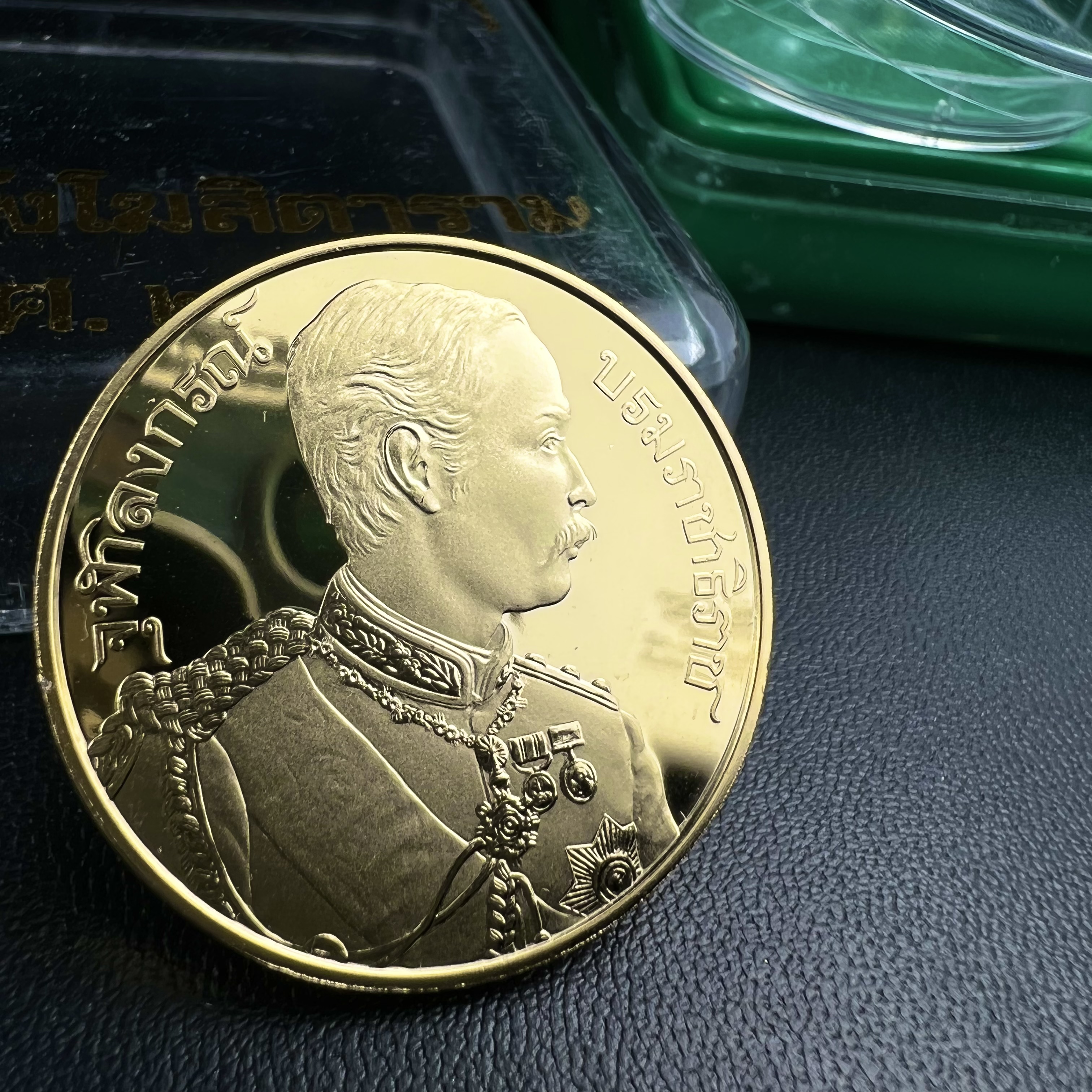 เหรียญเสด็จพ่อ ร.5 พระปิยมหาราช รุ่นบูรณะโบสถ์ พิธีมหาพุทธาภิเษก ณ พระวิหารวัดระฆังโฆสิตาราม ปี2538 เนื้อทองแดงบริสุทธิ์ชุบทองไมครอนขัดเงาสามมิติ ขนาด 3 ซม.(พิมพ์ใหญ่)ผลิตโดยโรงกษาปณ์ ประเทศ ฮังการี ( HUNGARIAN MINT)สภาพสวยดุจทองคำ ผิวกระจก บล็อกนอกสวยงาม