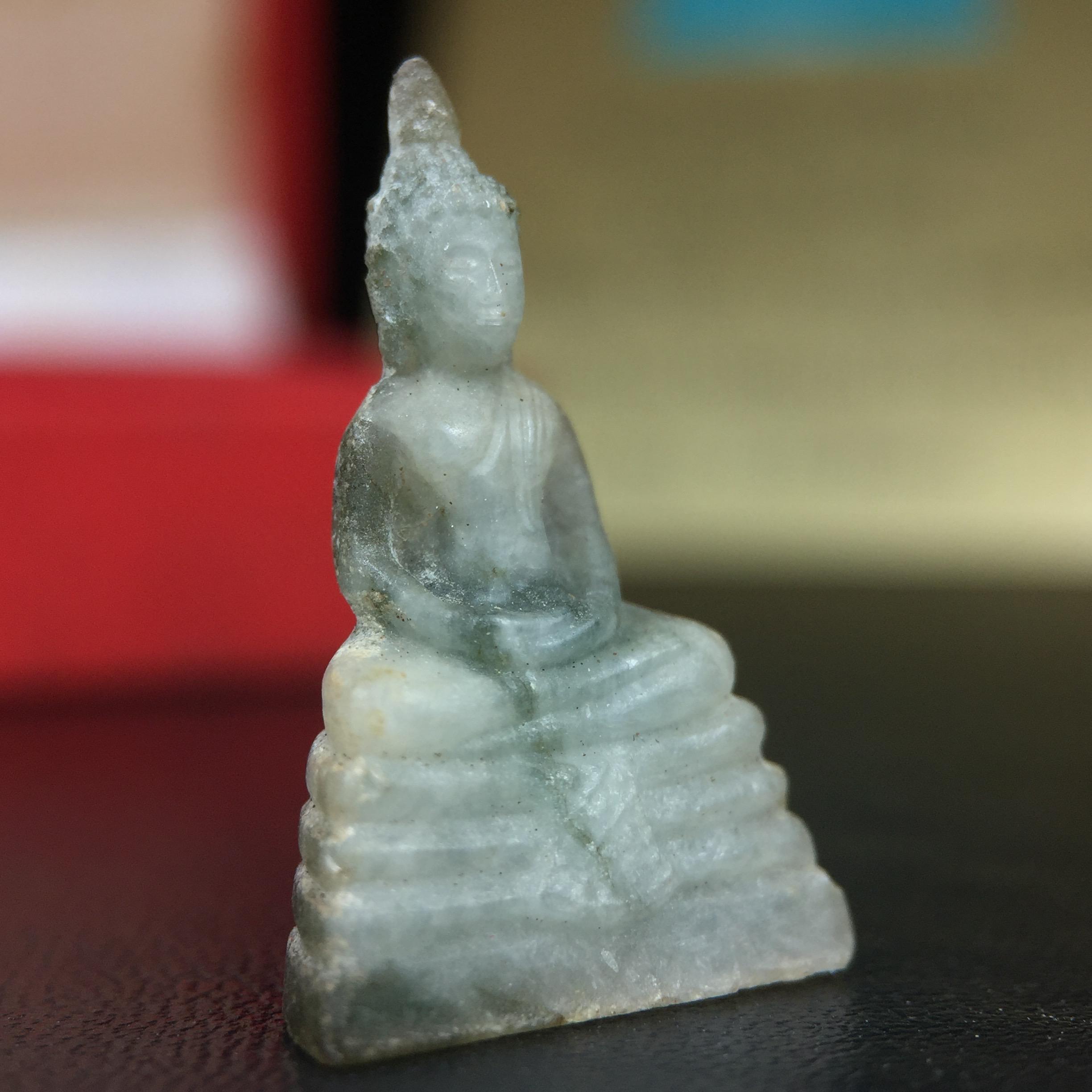 พระพุทธโสธร เนื้อหยก(รุ่นแรก) รุ่นประวัติศาสตร์ พุทธาภิเษก วันที่ 3 กันยายน พ.ศ.2543 ณ พระอุโบสถวัดโสธรวรารามวรวิหาร อ.เมือง จ.ฉะเชิงเทรา พิมพ์ลอยองค์ใต้ฐานมีโค๊ตแผ่นทองคำแท้กำกับทุกองค์พร้อมกล่องบรรจุและบัตรรับรองเดิมครบชุด (1 ใน 3999 องค์)นิยมหายาก