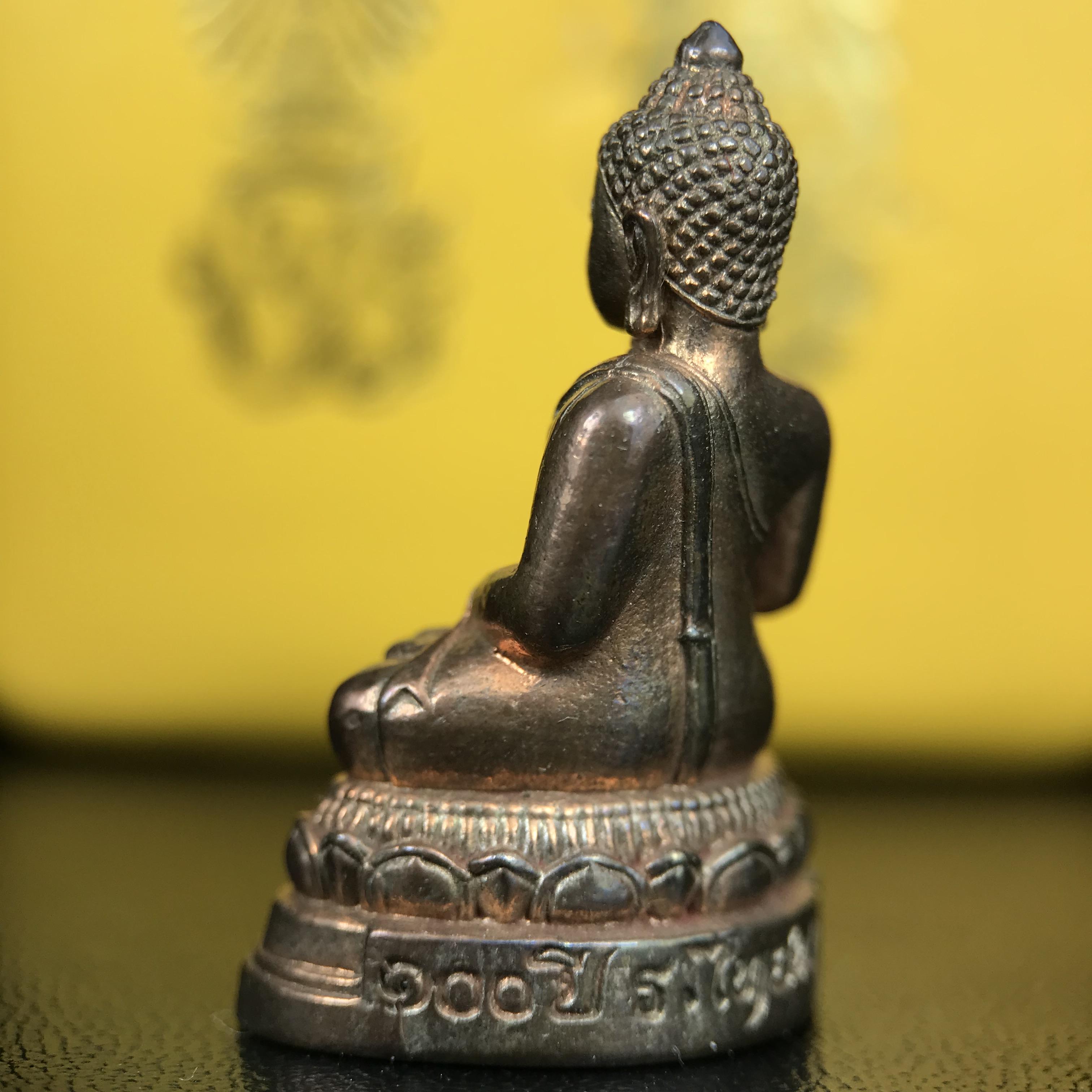 พระกริ่งพระพุทธนรสีห์ จปร.+ภปร. ครบรอบ 100 ปี ธนาคารไทยพาณิชย์ ปี 2550 พระกริ่งเนื้อนวโลหะพิเศษ(หล่อในพิธีเททอง)(หายาก)(พุทธศิลป์งดงาม)ด้านหน้าฐานประดับด้วยตราสัญลักษณ์ "จปร" และ "ภปร" (องค์เทหล่อในพิธีสร้างน้อย หายากมาก)1 ใน 1000 องค์