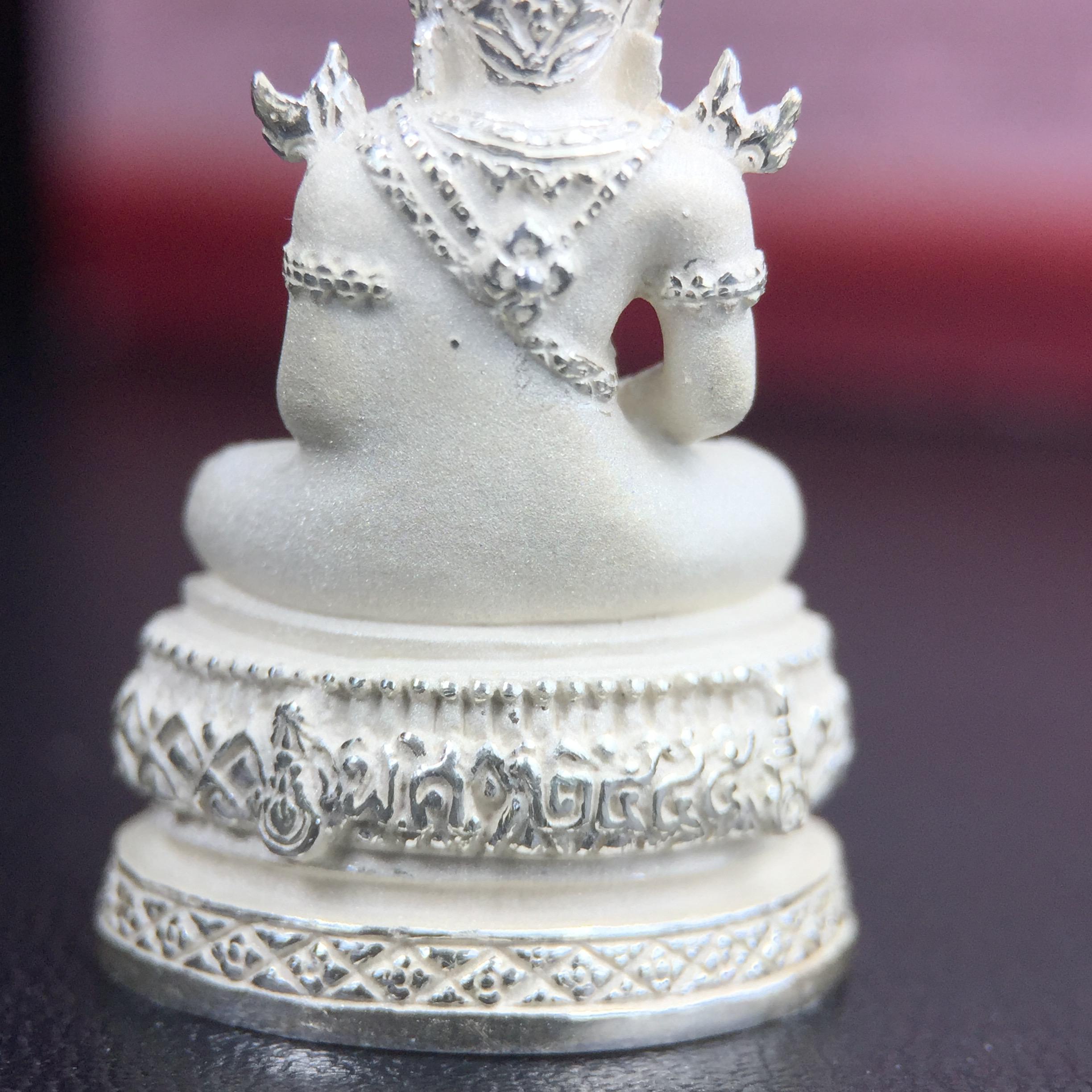 พระแก้วมรกต ภปร.(รุ่นแรก) ปี2545 จัดสร้างในมหาวโรกาส พระบาทสมเด็จพระเจ้าอยู่หัวรัชกาลที่ 9 ครบรอบ 75 พรรษา และฉลองกรุงรัตนโกสินทร์ครบ 220 ปี พิมพ์ลอยองค์ใหญ่ เนื้อเงินบริสุทธิ์ 92.5% ขนาด 19*35 มม. พร้อมกล่องบรรจุเดิม สวยครบสมบูรณ์(องค์หมายเลข 1063)