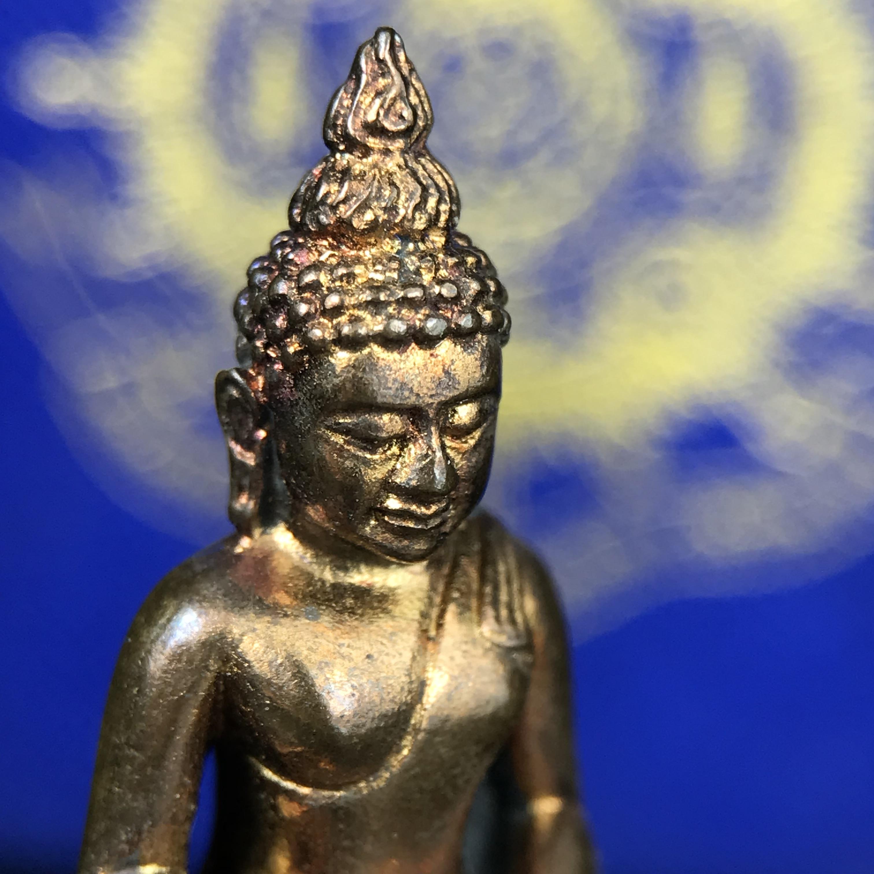 พระกริ่งไพรีพินาศ บรรจุเหล็กไหล ครั้งแรกและครั้งเดียวในประวัติศาสตร์ เฉลิมพระเกียรติ พระบาทสมเด็จพระเจ้าอยู่หัวรัชกาลที่9 พระชนมพรรษา 6 รอบ ปี2542 เนื้อสัมฤทธิ์(บรรจุเหล็กไหล)ดีนอก-ดีใน พิธีใหญ่ มวลสารเด่น (หายาก)