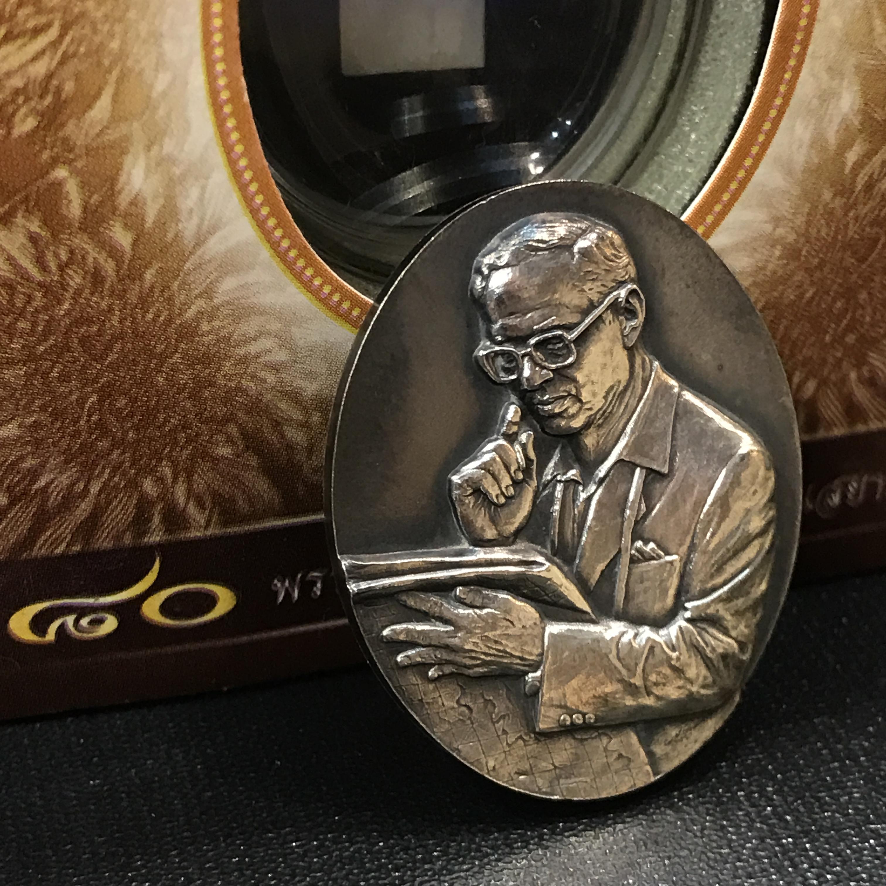 เหรียญรูปหล่อพระบาทสมเด็จพระเจ้าอยู่หัว ในหลวงทรงงาน รุ่นเย็นศิระเพราะพระบริบาล ตราสัญญาลักษณ์ 80 พรรษา พ.ศ.2550 เนื้อทองแดงรมดำ+เนื้อเงินรมดำ(สภาพสวยกล่องบรรจุเดิมครบ)