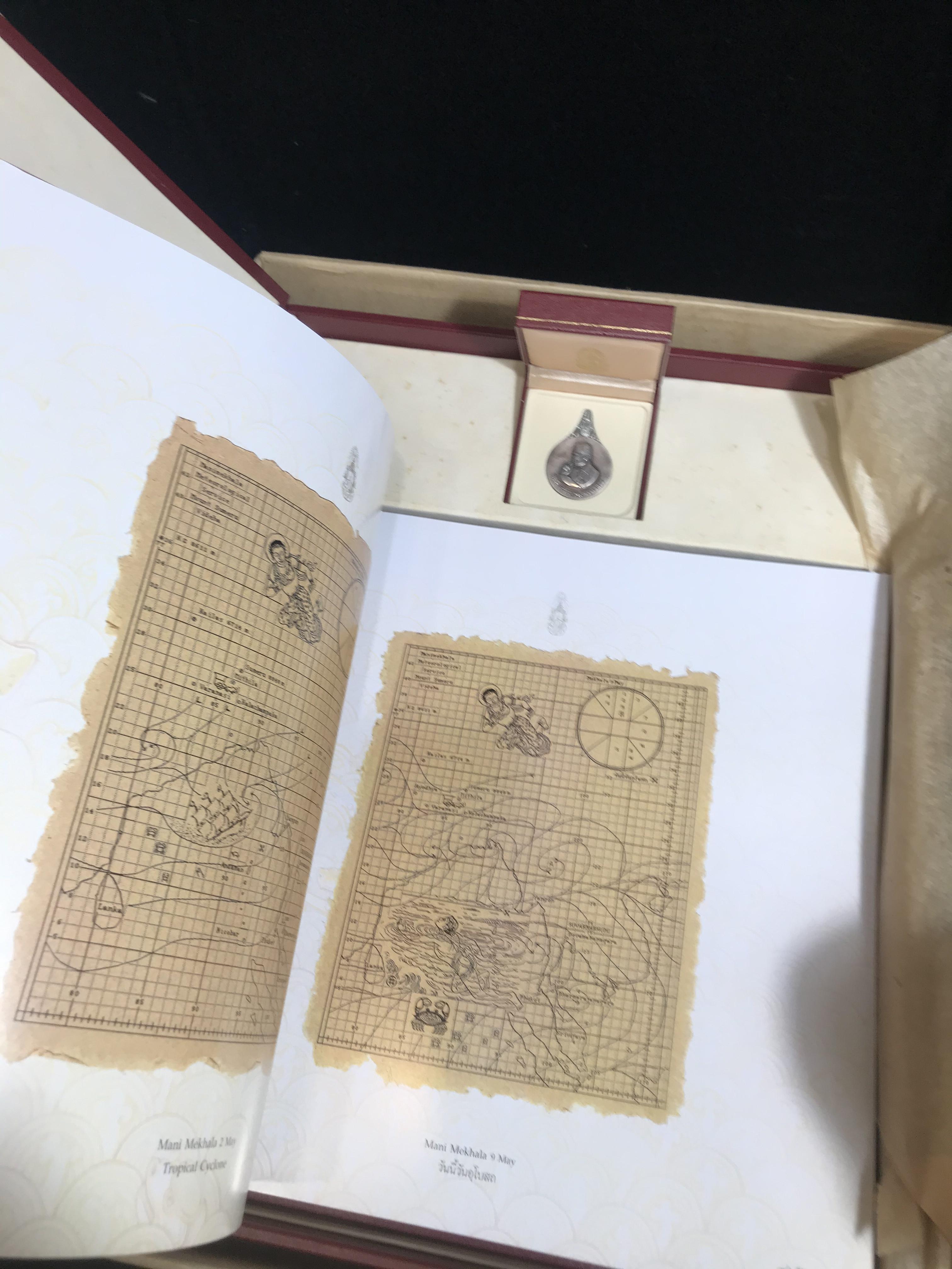 เหรียญพระมหาชนก ปี2539(รุ่นแรก) เนื้อเงิน พิมพ์ใหญ่บล็อกนิยม(ปอ ขาด) ผิวเดิมสีรุ้งธรรมชาติแบบนิยม พร้อมหนังสือสภาพสวยครบชุด(ในหลวงเสด็จเป็นประธานในพิธี)