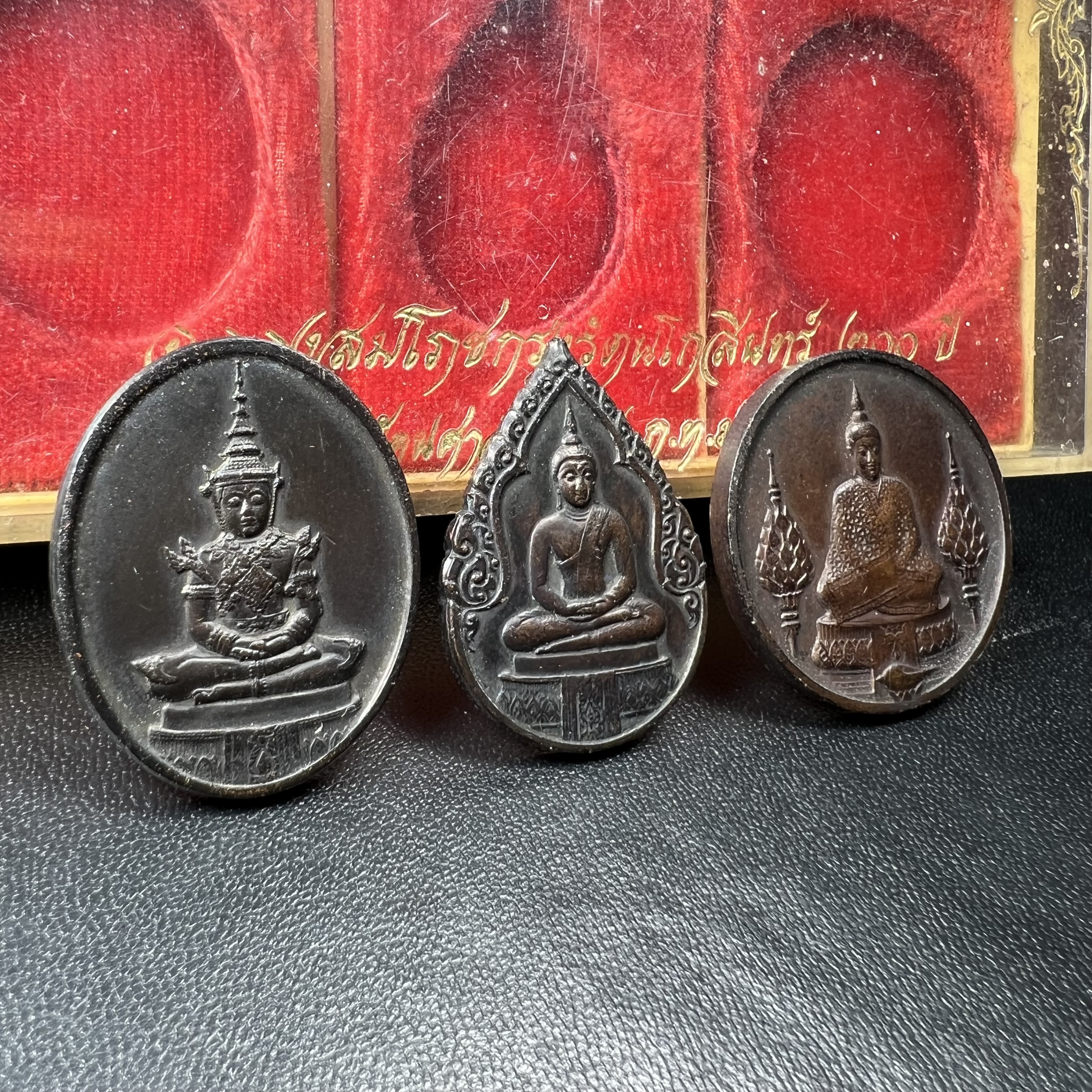 เหรียญพระแก้วมรกตหลัง ภปร. ฉลองกรุงรัตนโกสินทร์ครบ 200 ปี พ.ศ.2525 เนื้อทองแดงกล่องบรรจุเดิมครบ3พิมพ์(บล็อกพระราชศรัธา)(ในหลวงรัชกาลที่9 เสด็จในพิธี)พระคู่บ้านคู่เมือง...พระดี...พิธีใหญ่