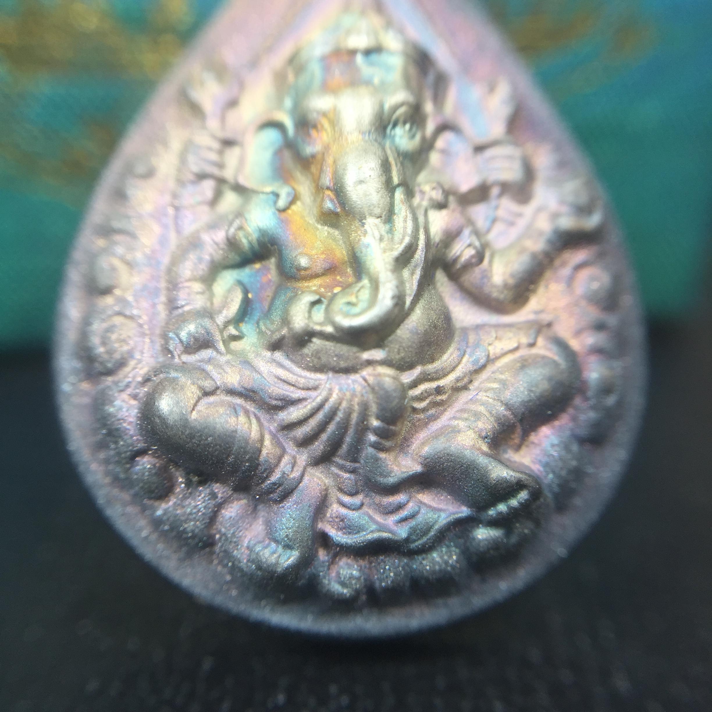 เหรียญพระพิฆเนศวร ญสส. ชุดกาญจนาภิเษกครองราชย์ 50 ปี พุทธศักราช 2538 พิมพ์ใหญ่(2.9 ซม.) เนื้อเงินผิวเดิมกลับดำขึ้นสีรุ้งเข้มขลังงดงามธรรมชาติสร้างสรรค์ สภาพสวยเดิมพร้อมกล่องบรรจุเดิม ตอกโค๊ดหมายเลขกำกับ(1ใน 5539องค์)