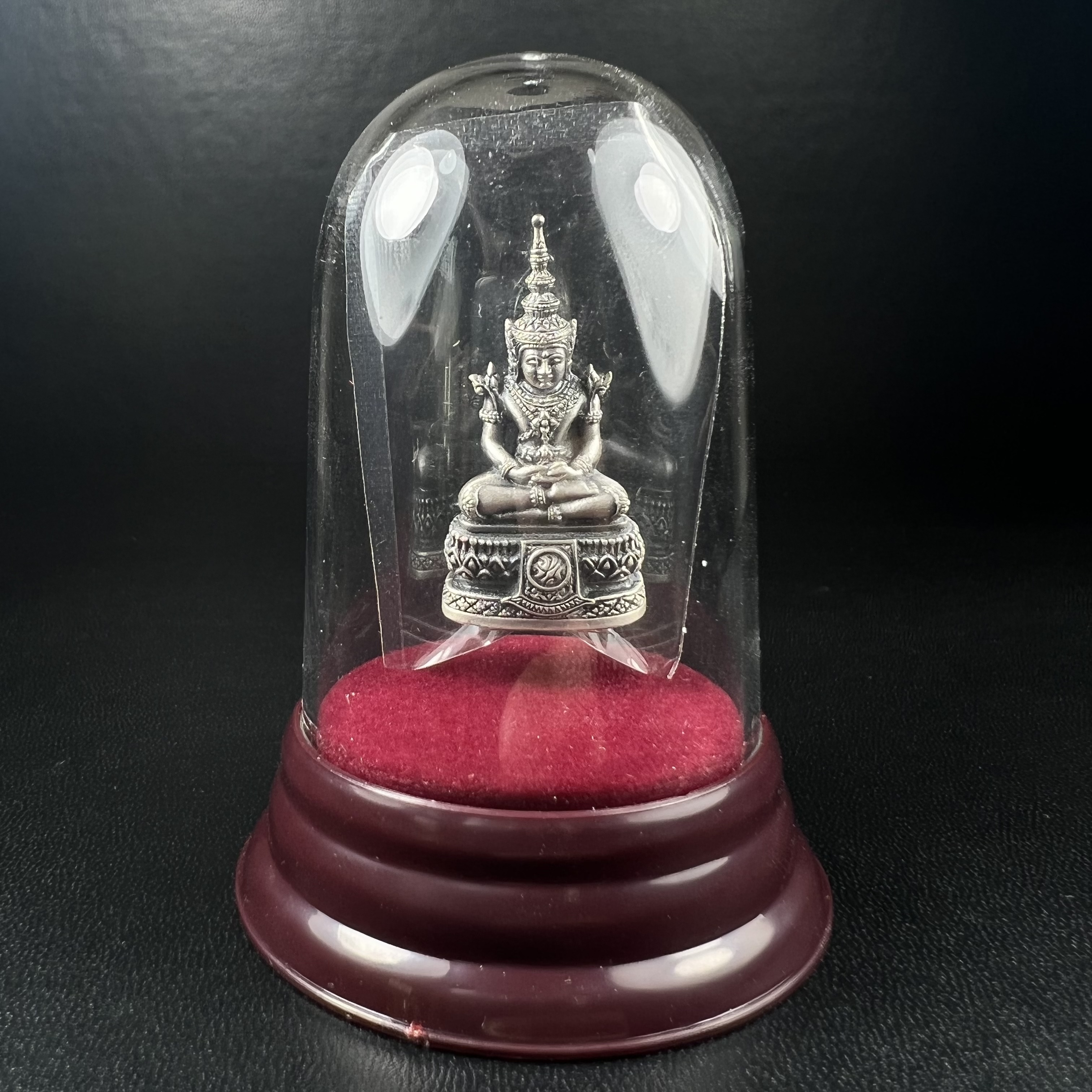 พระแก้วมรกต ภปร.(รุ่นแรก) ปี2545 รุ่นฉลองกรุงรัตนโกสินทร์ครบ 220 ปี พิมพ์ลอยองค์ใหญ่ เนื้ออัลปาก้า ชุบเงินลงดำ ขนาด 19*35 มม. พร้อมครอบตั้งโชว์เดิม องค์พระซีนซองเดิม สวยครบสมบูรณ์