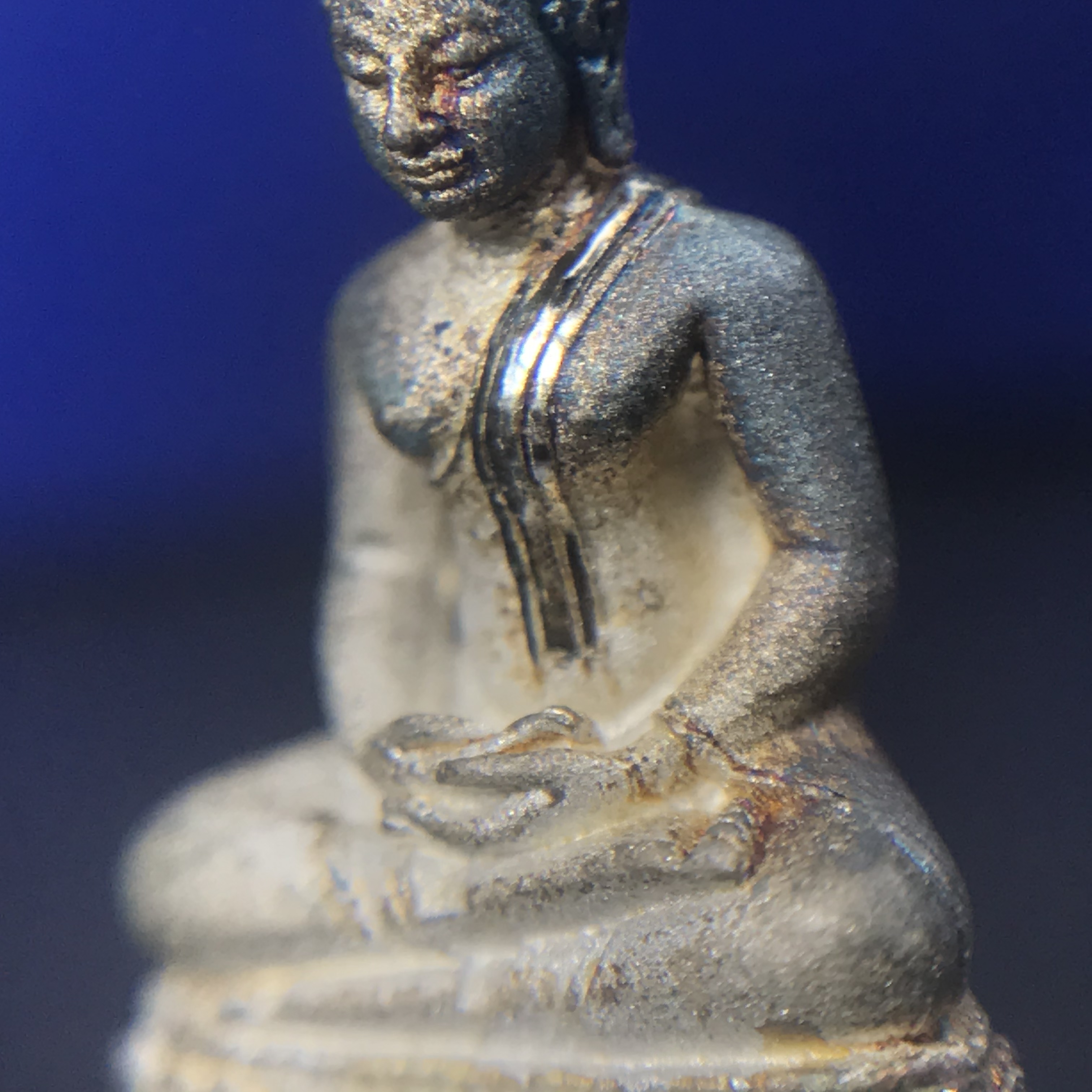 พระชัยวัฒน์พุทธสิหิงค์ ภปร. รุ่นสร้างหอพระธรรมศาสตร์ ปี2542 เนื้อเงิน(ผิวเดิม ขึ้นสีรุ้งธรรมชาติ แบบนิยม) มหาพิธี 3วาระอันยิ่งใหญ่