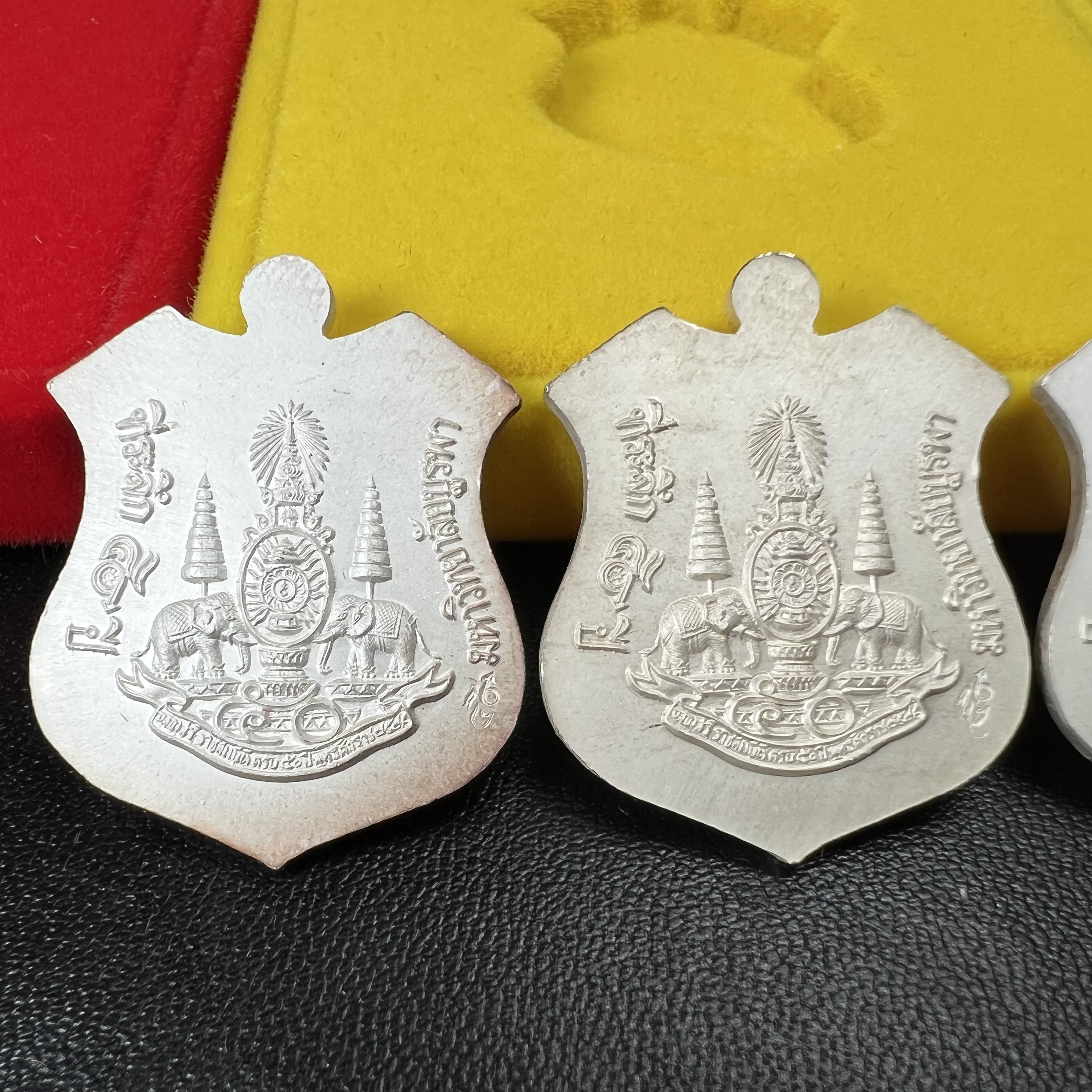 เหรียญหลวงพ่อโสธร ภปร. รุ่นกาญจนาภิเษก จัดสร้างในมงคลวโรกาสที่พระบาทสมเด็จพระเจ้าอยู่หัวรัชกาลที่9 เสด็จเถลิงถวัลย์สิริราชสมบัติ ครบ 50 ปี ในพุทธศักราช 2539 เนื้อเงินลงยา(สีแดง สีเหลือง สีน้ำเงิน สีเขียว)ครบชุดรวม 4 เหรียญ(พิธีใหญ่เข้มขลัง)1 ใน 9950 ชุด