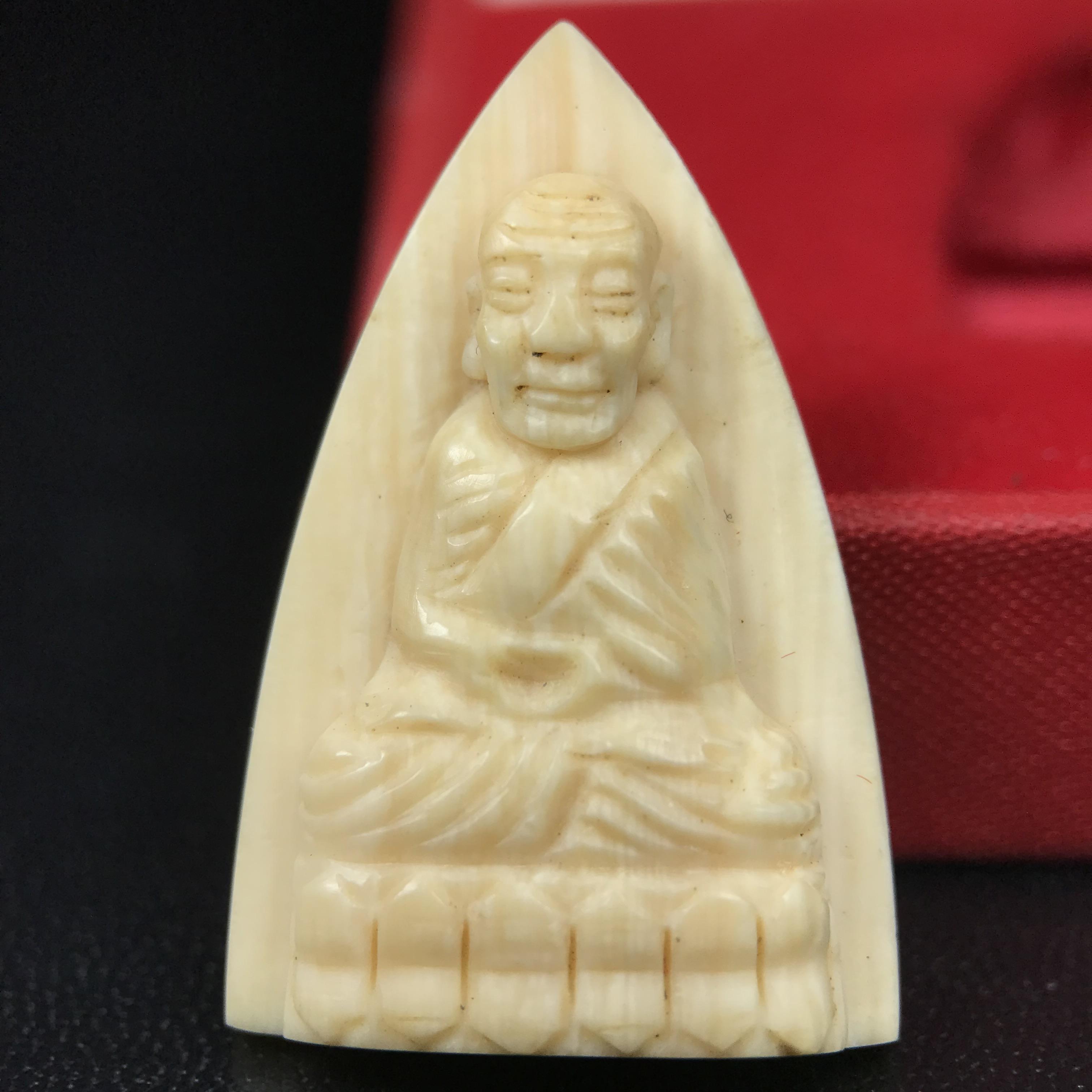 สมเด็จหลวงพ่อทวด รุ่นคชสารหมื่นปี (ศิลปาชีพ) วัดช้างให้ ปี 2541โดยมีท่าน อ.นอง วัดทรายขาว เป็นเจ้าพิธี และมีเกจิร่วมปลุกเสก 108 รูป บรรจุผงว่านเก่าและดินกากยายักษ์(พิมพ์ใหญ่เตารีด)พร้อมกล่องบรรจุครบ นิยมหายาก***องค์นี้ผิวสวยงานแกะพุทธศิลป์สวยงดงาม***