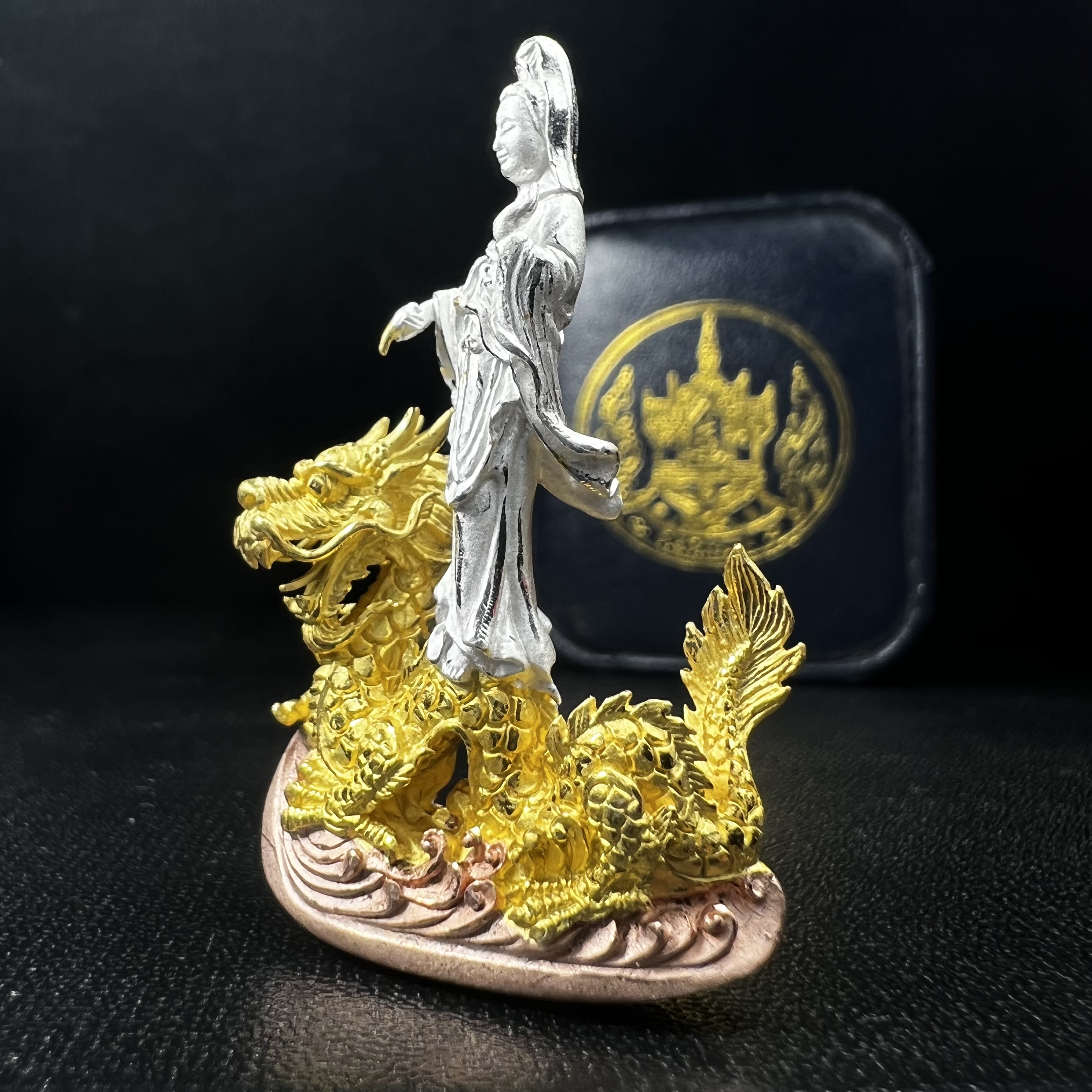 รูปหล่อลอยองค์พระโพธิสัตว์กวนอิม ทรงประทับมังกร จ.ระนอง เนื้อเงินสามกษัตริย์(พบเจอน้อยหายาก) พิมพ์ใหญ่(คัดสภาพผิวเดิม สวยงดงาม ทรงคุณค่า) เฉลิมฉลองในวโรกาสที่พระบาทสมเด็จพระเจ้าอยู่หัวทรงครองสิริราชสมบัติครบ 50 ปี จ.ระนอง พ.ศ.2539