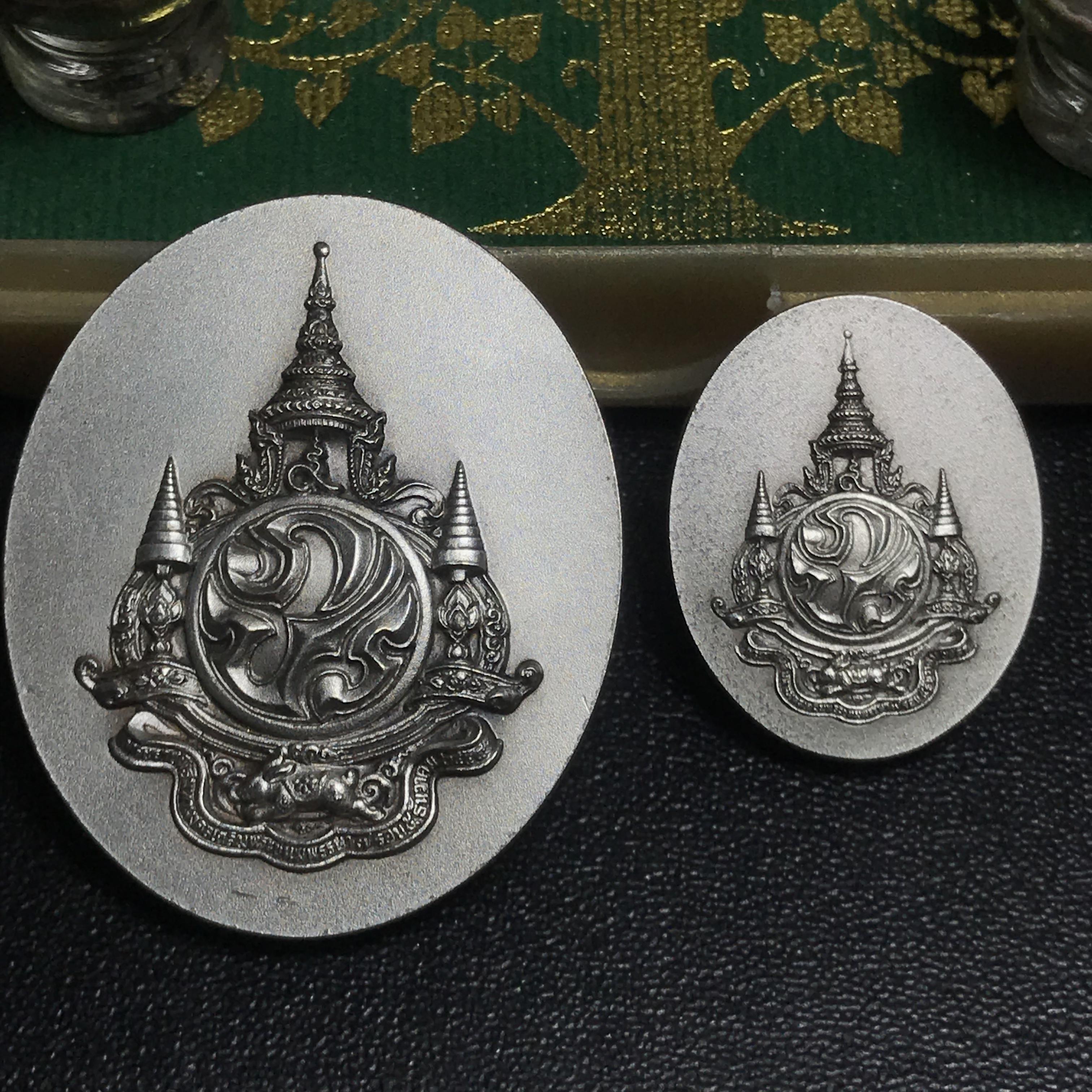 เหรียญพระบรมรูปหล่อพระบาทสมเด็จพระเจ้าอยู่หัว 84 พรรษา เนื้อเงินรมดำขัดวินอล พิมพ์ใหญ่+พิมพ์เล็ก(บรรจุมวลสาร จิตรลดา เส้นเกศาในหลวงรัชกาลที่9 พระราชทาน ลงในใจกลางเหรียญ)