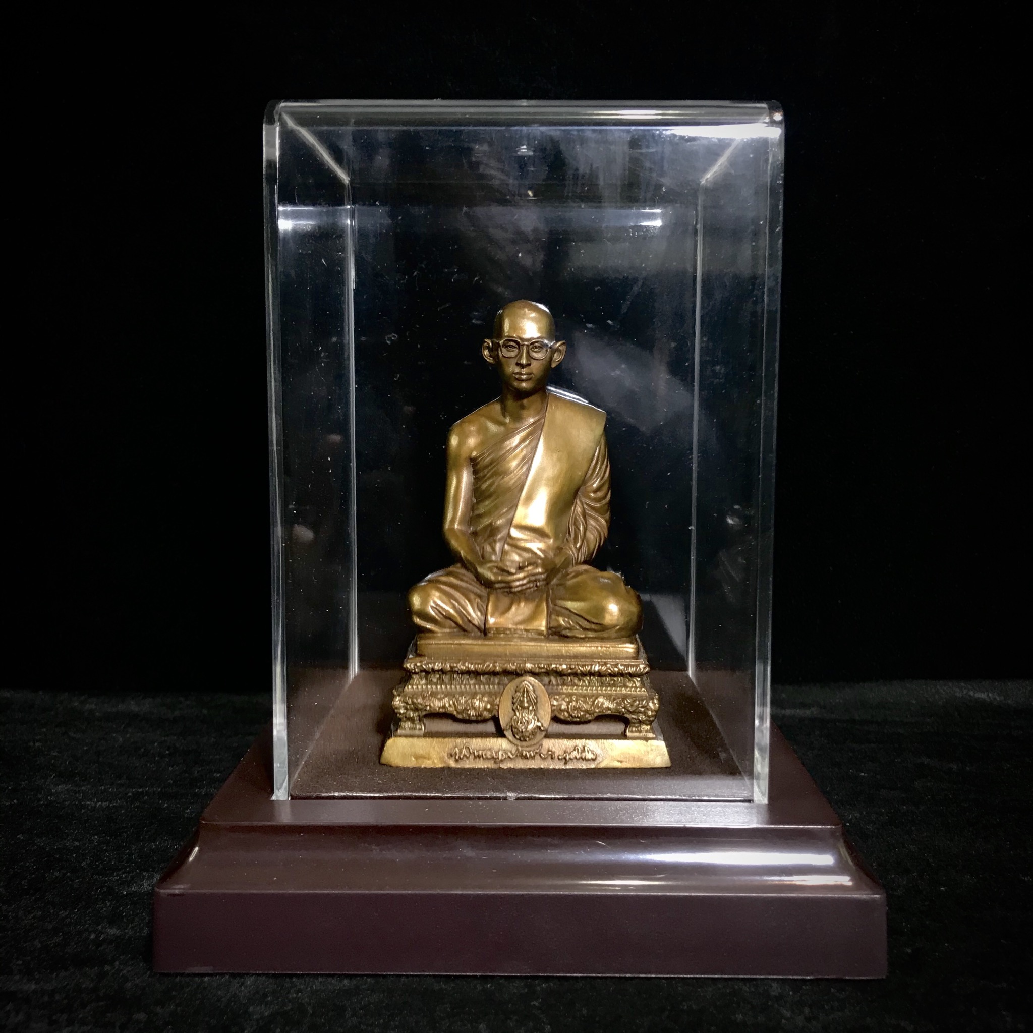 พระบรมรูปพระบาทสมเด็จพระเจ้าอยู่หัวรัชกาลที่9 ทรงผนวช(หน้าตัก2นิ้ว) เนื่องในโอกาสมหามงคลเฉลิมพระชนมพรรษา 7 รอบ 84 พรรษา 5 ธันวาคม 2554 (ใต้ฐานบรรจุผงจิตรลดามหามงคล และเส้นพระเจ้า ร.9)(คัดสภาพสวย แบบนิยม พร้อมครอบเดิม)(หายาก)