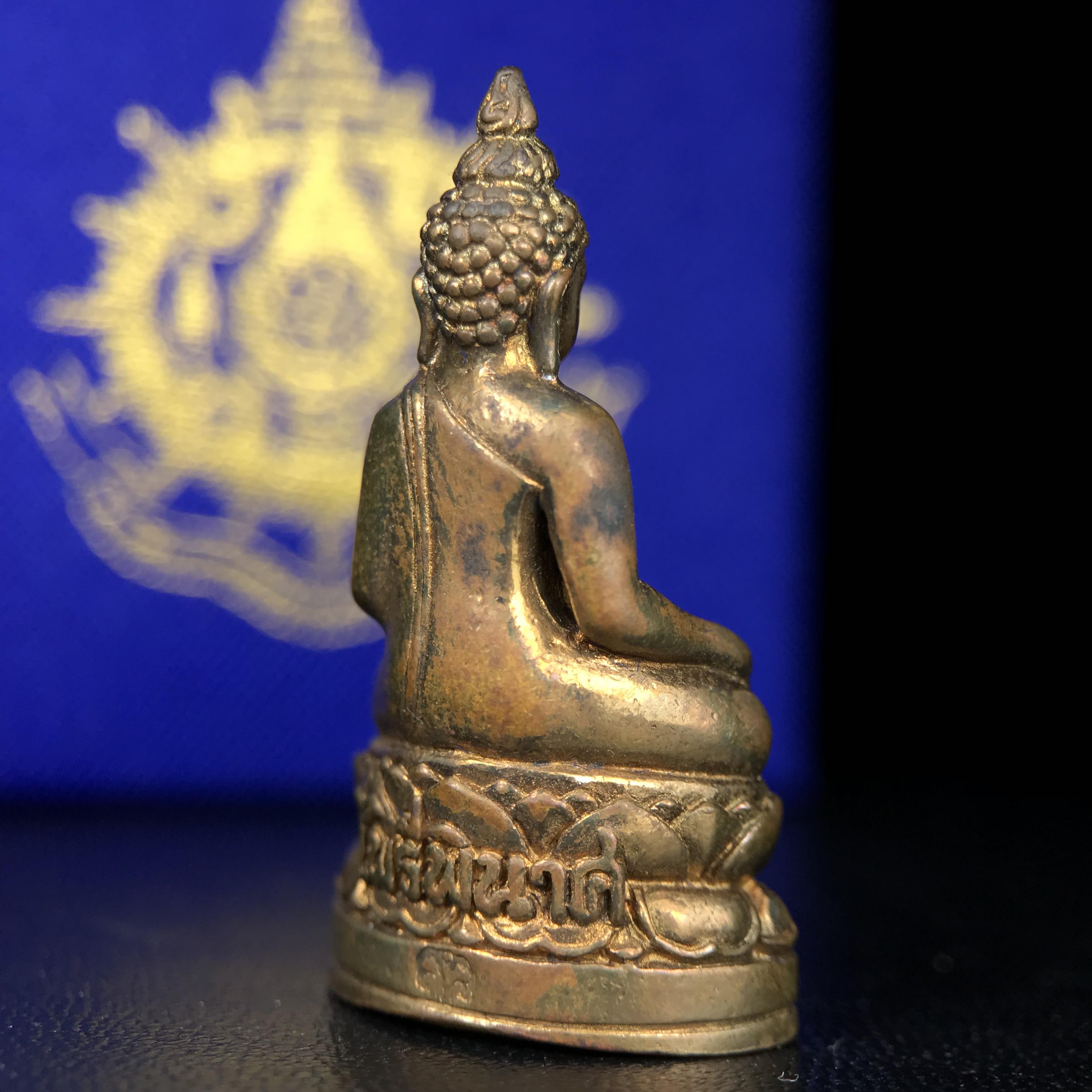 พระกริ่งไพรีพินาศ บรรจุเหล็กไหล ครั้งแรกและครั้งเดียวในประวัติศาสตร์ เฉลิมพระเกียรติ พระบาทสมเด็จพระเจ้าอยู่หัวรัชกาลที่9 พระชนมพรรษา 6 รอบ ปี2542 เนื้อสัมฤทธิ์(บรรจุเหล็กไหล)ดีนอก-ดีใน พิธีใหญ่ มวลสารเด่น (หายาก)