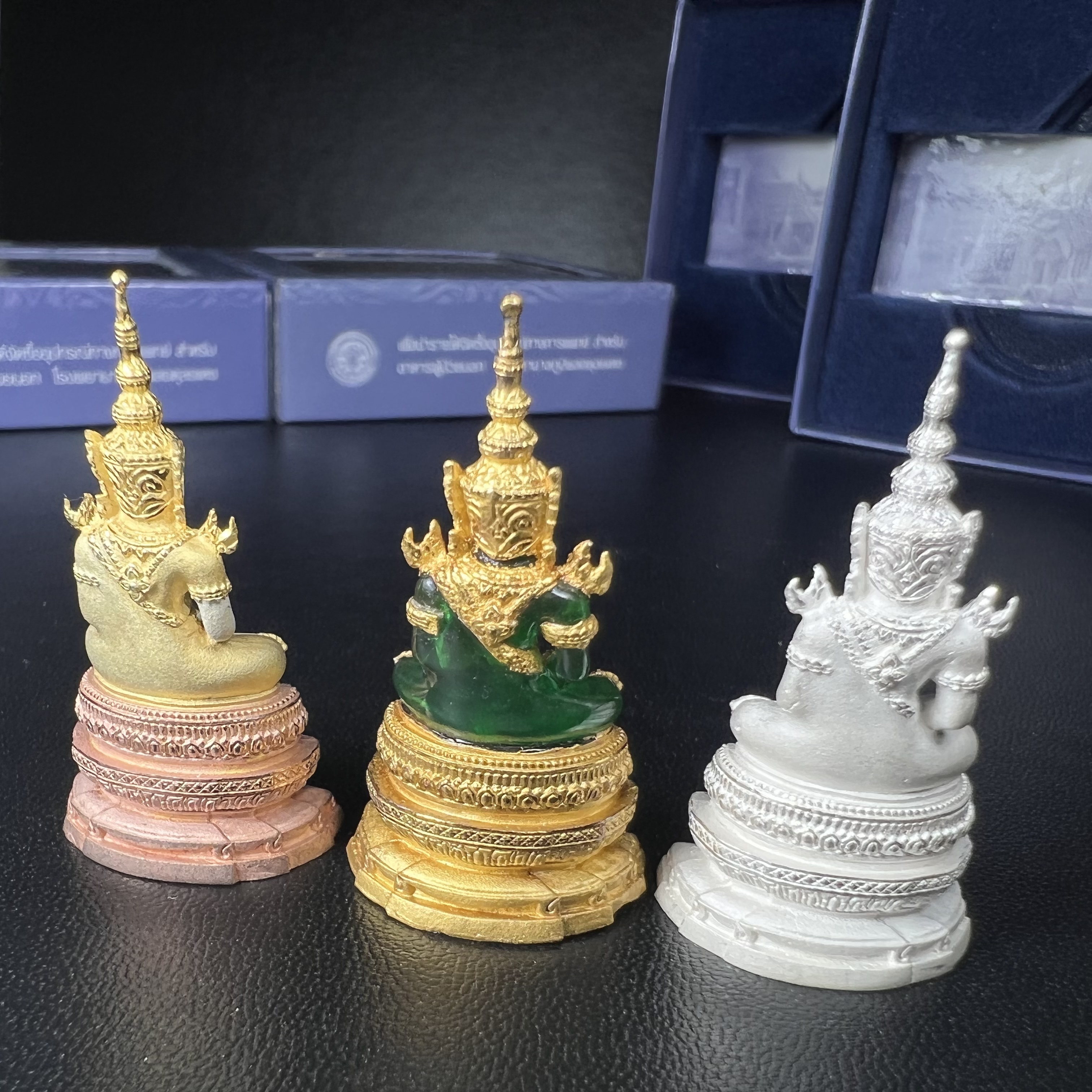 พระแก้วมรกต ภปร. จัดสร้างโดย รพ.ภูมิพลฯ ปี2547 ลอยองค์ขนาดหน้าตัก 1/2 นิ้ว (เนื้อเรซิ่นหุ้มทองคำ99.99%+เนื้อเงิน+เนื้อเงินสามกษัตริย์)(1ชุด 3 องค์)งดงามทรงคุณค่าอีกหนึ่งรุ่นยอดนิยม หายาก