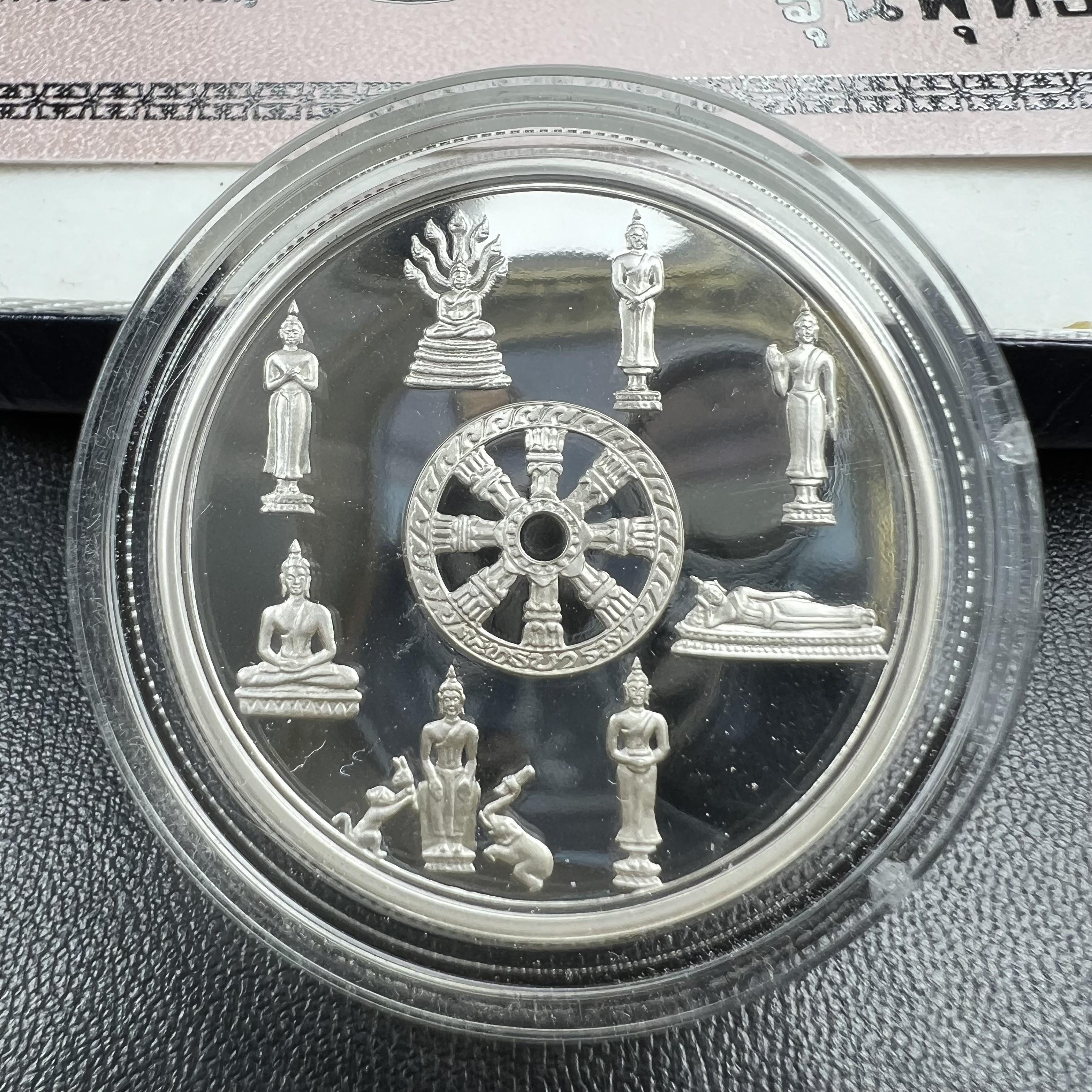 เหรียญพระแก้วมรกต พระพุทธชินราช พระพุทธโสธร รุ่นพุทธบารมี ปี 2540 เนื้อเงินขัดเงา 99.9% พร้อมกล่องและใบรับรองเดิม พิธีพุทธาภิเษก 2 พิธี มหามงคล (พระพุทธคู่บ้านคู่เมือง รูปแบบเหรียญสวยงดงามมาก พิธีใหญ่ เป็นที่นิยม)สร้างน้อยหายาก 1 ใน 500 เหรียญ