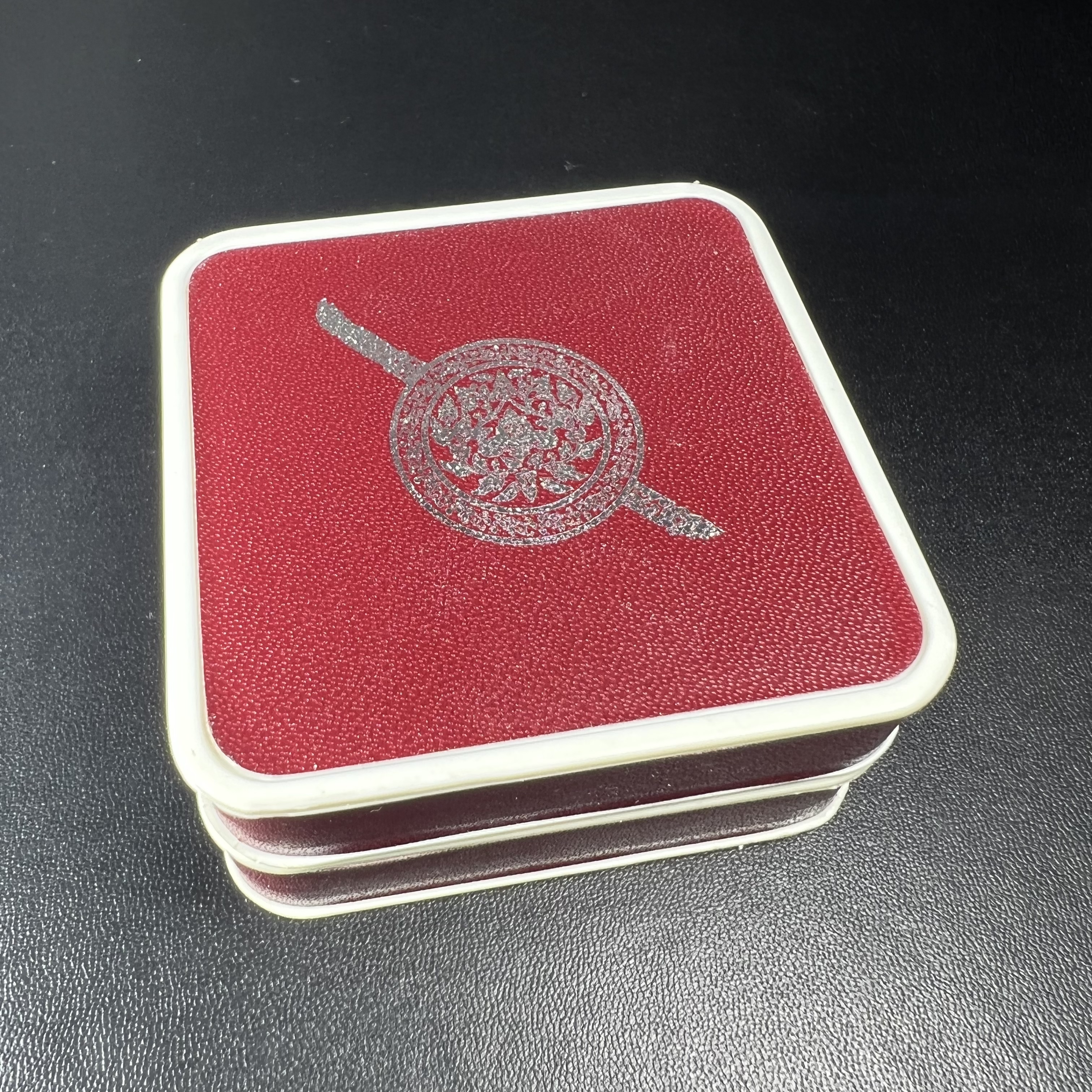 พระพุทธชินราช รุ่น ประวัติศาสตร์ มูลนิธิเพื่อตำรวจไทยจัดสร้าง ปี 2562 เนื้อเงินขัดเงา พิมพ์เหรียญรูปไข่ฉลุลายไทย พิมพ์ใหญ่ พระพุทธชินราช แบบจิวเวอร์รี่ (ขนาดสูง 2.9 ซม.) (สภาพ สวย ซีนซองเดิม กล่องบรรจุเดิมครบสมบูรณ์)