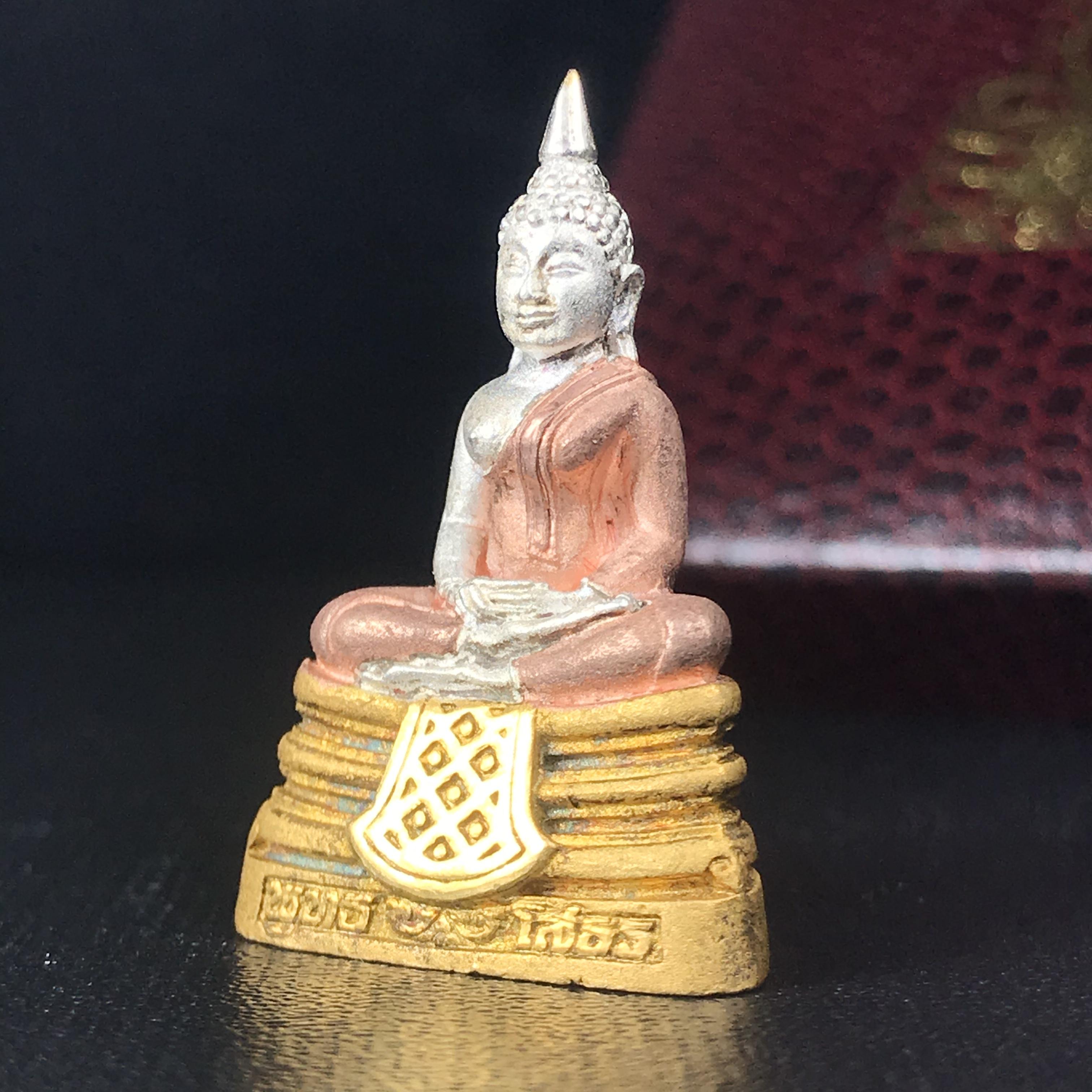พระพุทธโสธร(หลวงพ่อโสธร) เนื้อเงินสามกษัตริย์ รุ่นสร้างอุโบสถ งานแพรนด้าจิวเวลลี่ พร้อมกล่องเดิม พ.ศ.2539