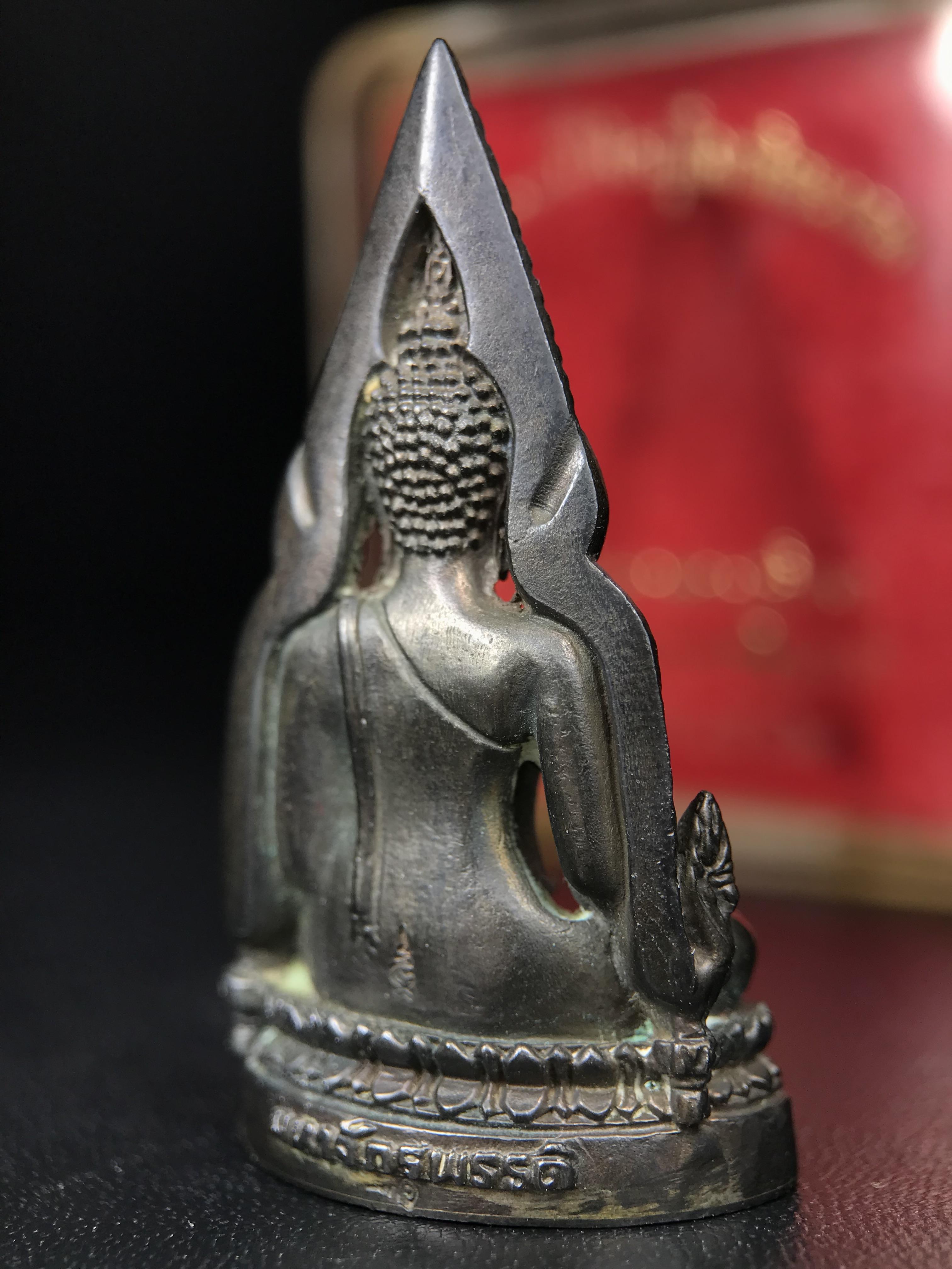 พระพุทธชินราชอินโดจีนมหาจักรพรรดิ อนุสรณ์ 100 ปี พิษณุโลกพิทยาคม (โรงเรียนชาย) พิธีจักรพรรดิมหาพุทธาภิเษก ปี 2542 เนื้อนวโลหะ(เต็มสูตรแก่ทองคำ) พิธีใหญ่มวลสารดีเกจิอาจารย์ยอดนิยมร่วมปลุกเสก*** ตอกโค้ดและหมายเลข*** 1 ใน 999 องค์ ยอดนิยมหายาก