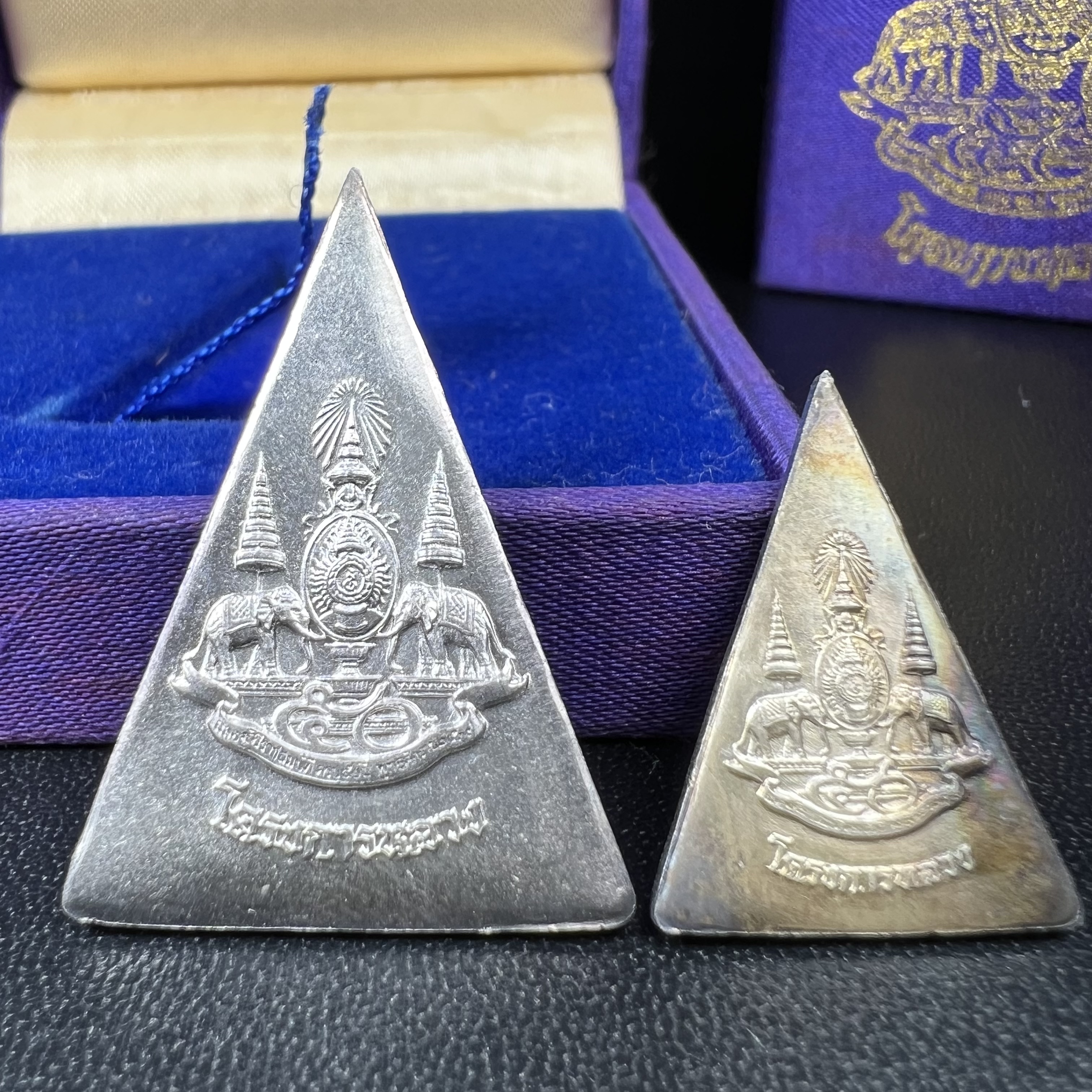 พระพุทธนวราชบพิตร พระพิมพ์จิตรลดา โครงการหลวง ปี2539 (พิมพ์ใหญ่+พิมพ์เล็ก) เนื้อเงินผิวเดิมขึ้นสีรุ่ง สวย แบบนิยมพร้อมกล่องบรรจุเดิม พิธีใหญ่ ปลุกเสกวัดพระแก้ว(1ชุด 2 องค์)