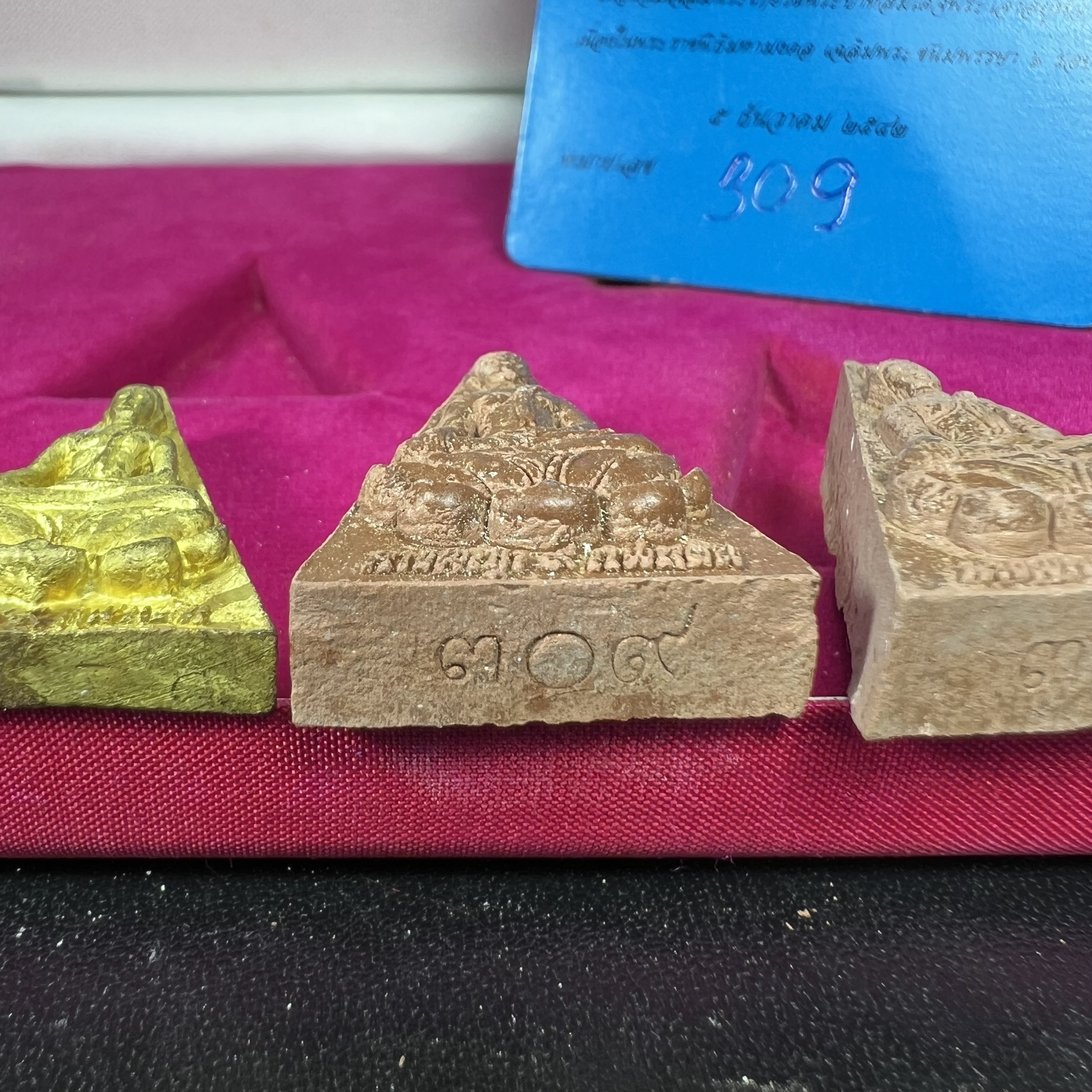 พระสมเด็จนางพญา 9 แผ่นดิน ชุด เบญจรัตนคุณ วัดอรุณราชวราราม จัดสร้างเนื่องในพระราชพิธีมหามงคลรัชกาลที่ 9 เฉลิมพระชนมพรรษา 6 รอบ 5 ธันวาคม 2542 ชุด เบญจรัตนคุณ ชุดหมายเลข ๓๐๙ (ชุดพิเศษพิมพ์กรรมการ 1 ใน 1000 ชุด)หายาก