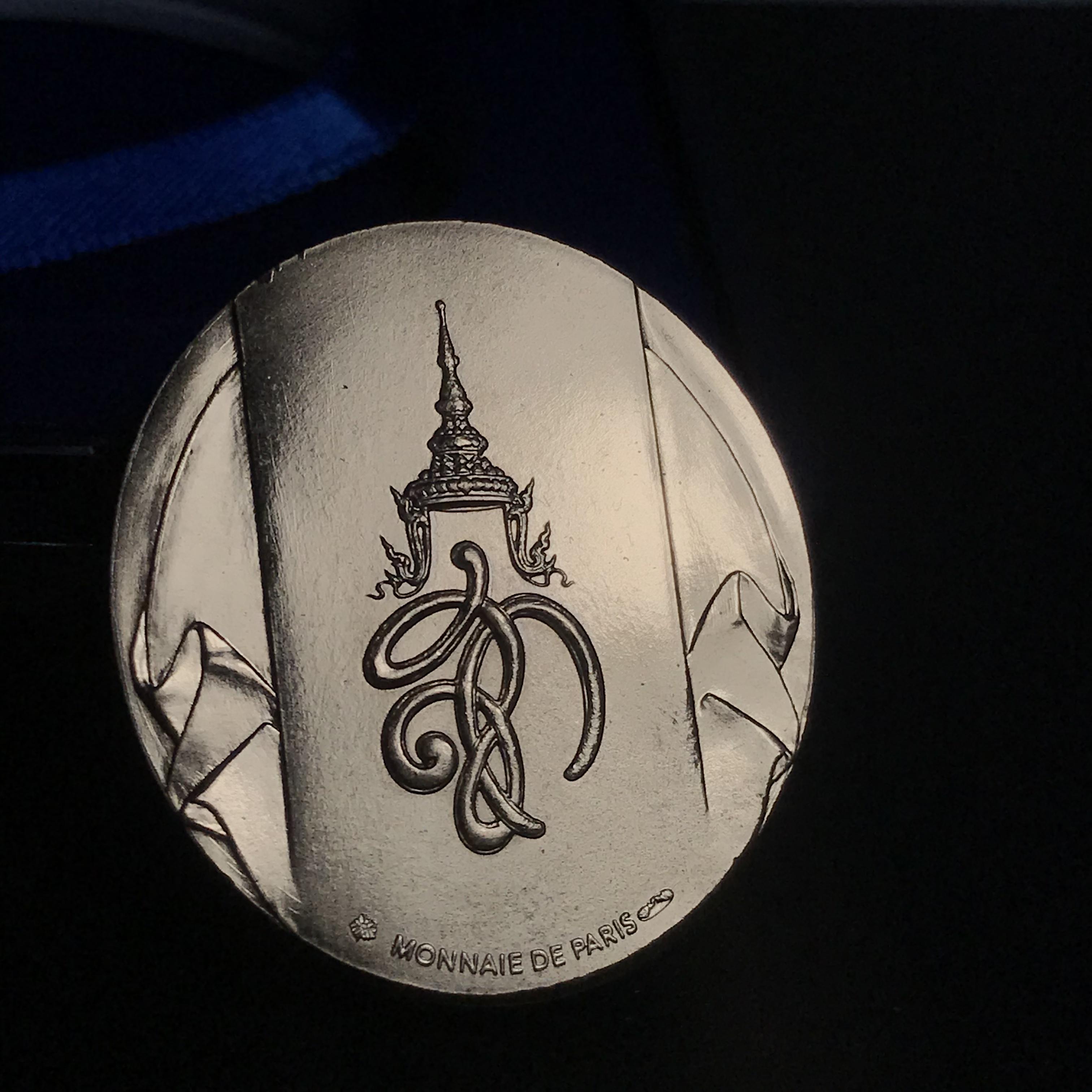 เหรียญหลวงพ่อทวด หลังพระนามาภิไธได้ย สก. ปี2544 พิธีใหญ่ ผลิตโดยโรงกษาปณ์โมเน่ร์ เนื้อบรอนซ์(ทองแดง)สภาพสวยสมบูรณ์กล่องใบรับรองครบ