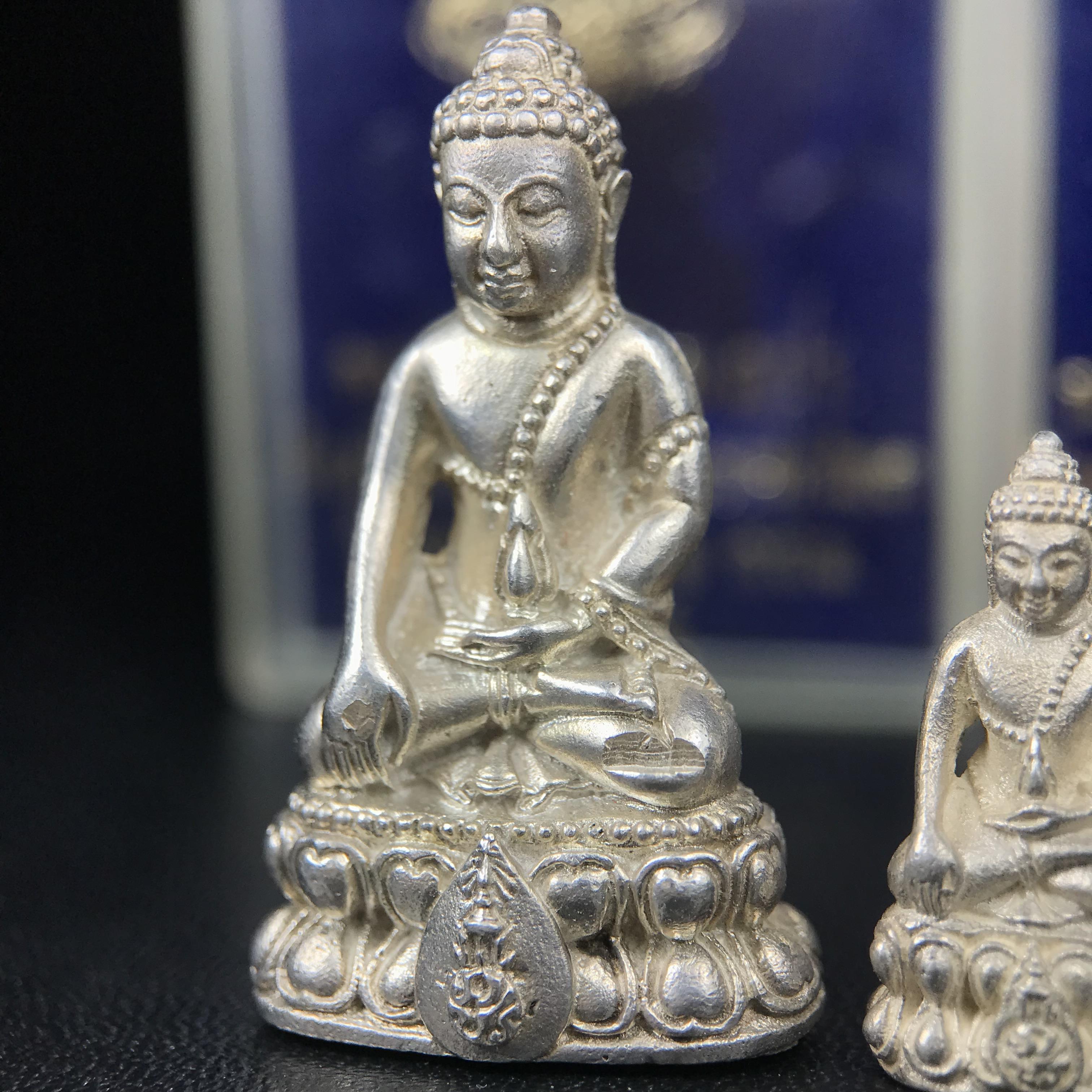 พระกริ่งนวปทุม ภปร.-พระชัยวัฒน์นวปทุม ภปร.-พระกริ่งไพรีพินาศ ภปร. รุ่นแรก วัดปทุมวนาราม ครบชุดเนื้อเงิน ปี2535(ในหลวงรัชกาลที่9เสด็จเททอง)(1ใน3000องค์)หายาก***เก็บทีเดียวครบชุดไปเลยรุ่นนี้ แนะนำ....ตอนนี้หายากแล้ว***