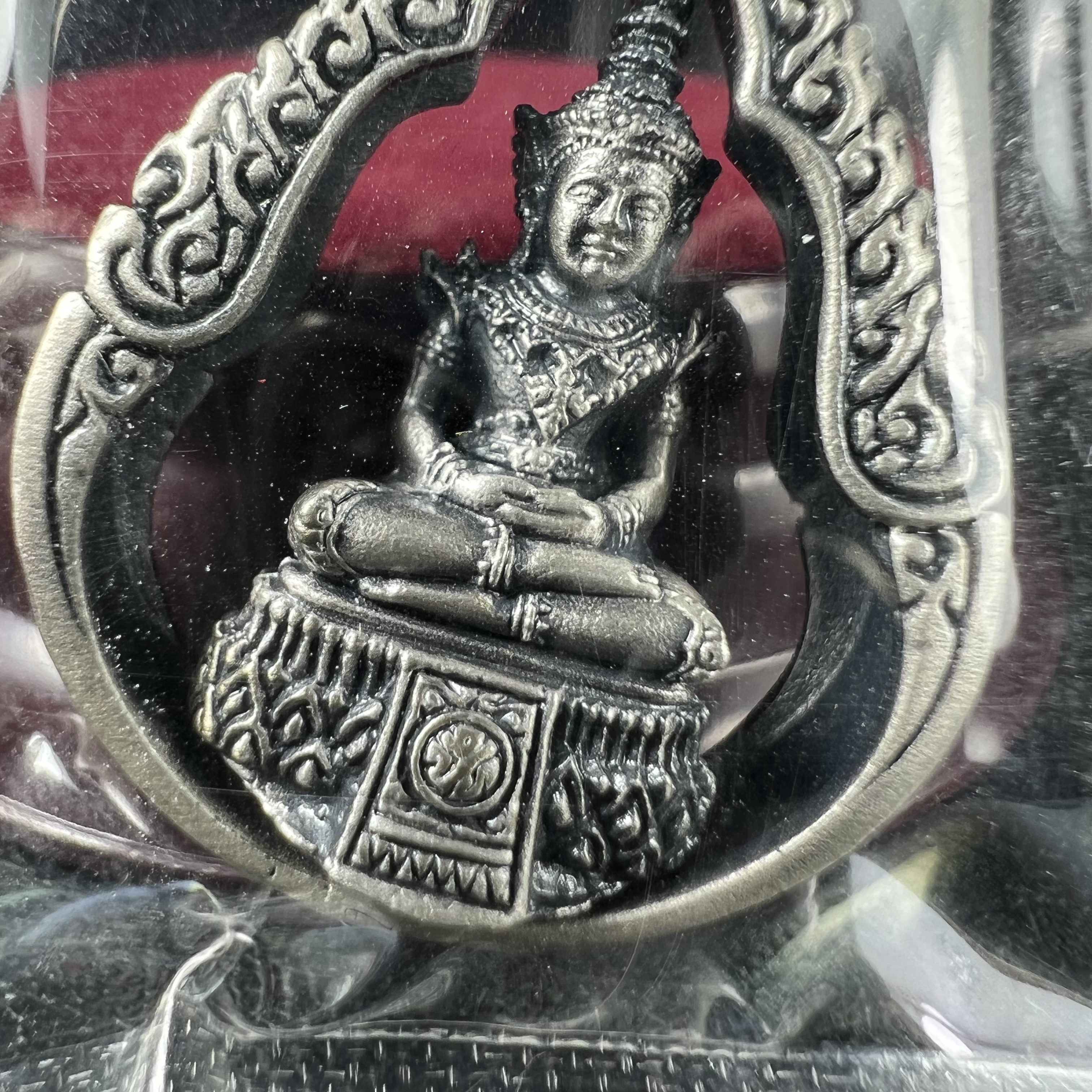 พระแก้วมรกต ภปร.(รุ่นแรก) ปี2545 รุ่นฉลองกรุงรัตนโกสินทร์ครบ 220 ปี พิมพ์ลอยองค์ทรงหยดน้ำ เนื้ออัลปาก้า ชุบเงินลงดำ ขนาด 18*27 มม. พร้อมครอบตั้งโชว์เดิม องค์พระซีนซองเดิม สวยครบสมบูรณ์