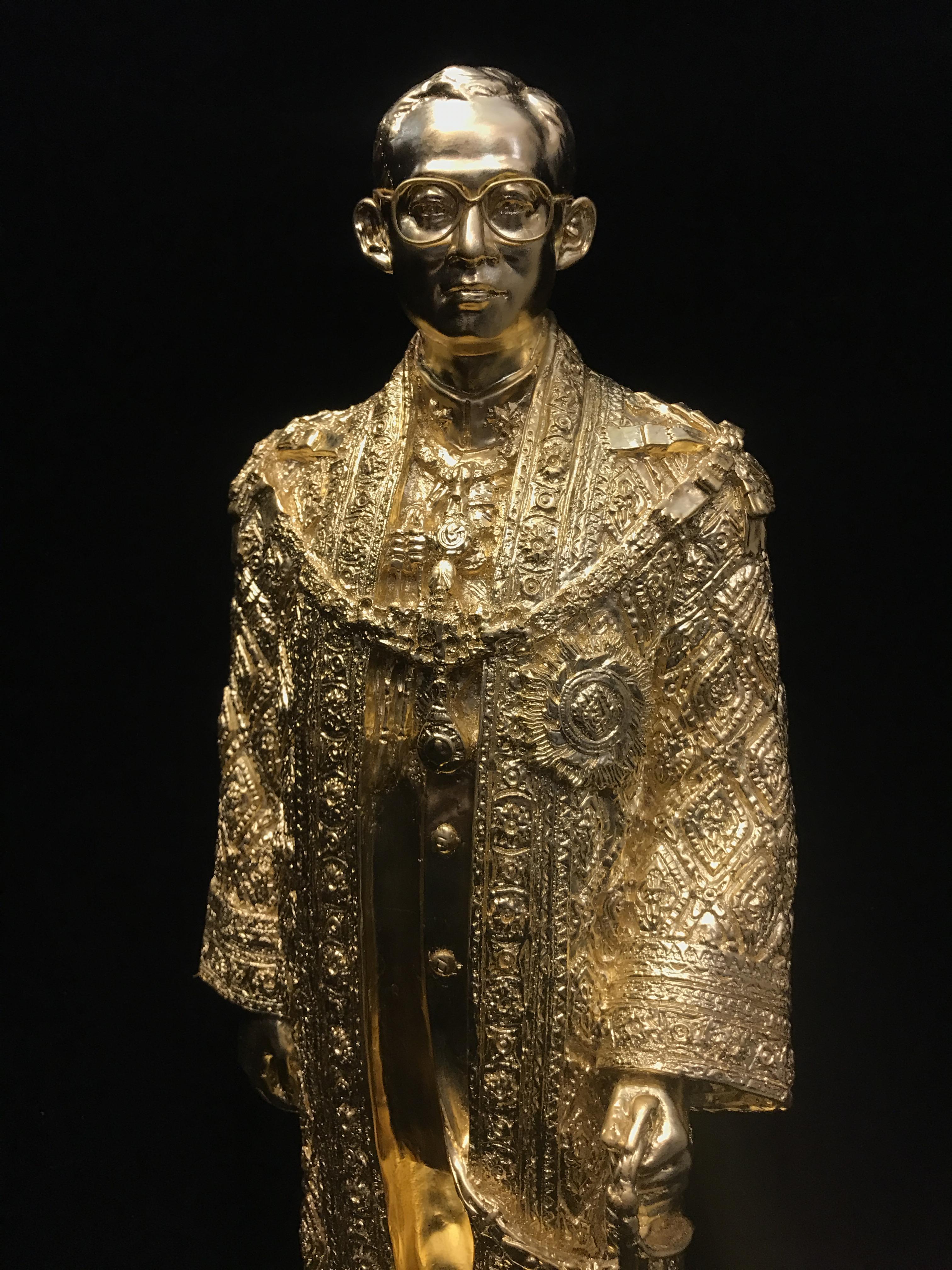 พระบรมรูปจำลองในหลวง รัชกาลที่ ๙ จัดสร้างโดย สมาคมศิษย์เก่าวิทยาศาสตร์ จุฬาลงกรณ์มหาวิทยาลัยและคณะวิทยาศาสตร์ จุฬาลงกรณ์มหาวิทยาลัย ปี2539(พร้อมกล่องบรรจุเดิมและใบรับรองจากผู้จัดสร้าง)