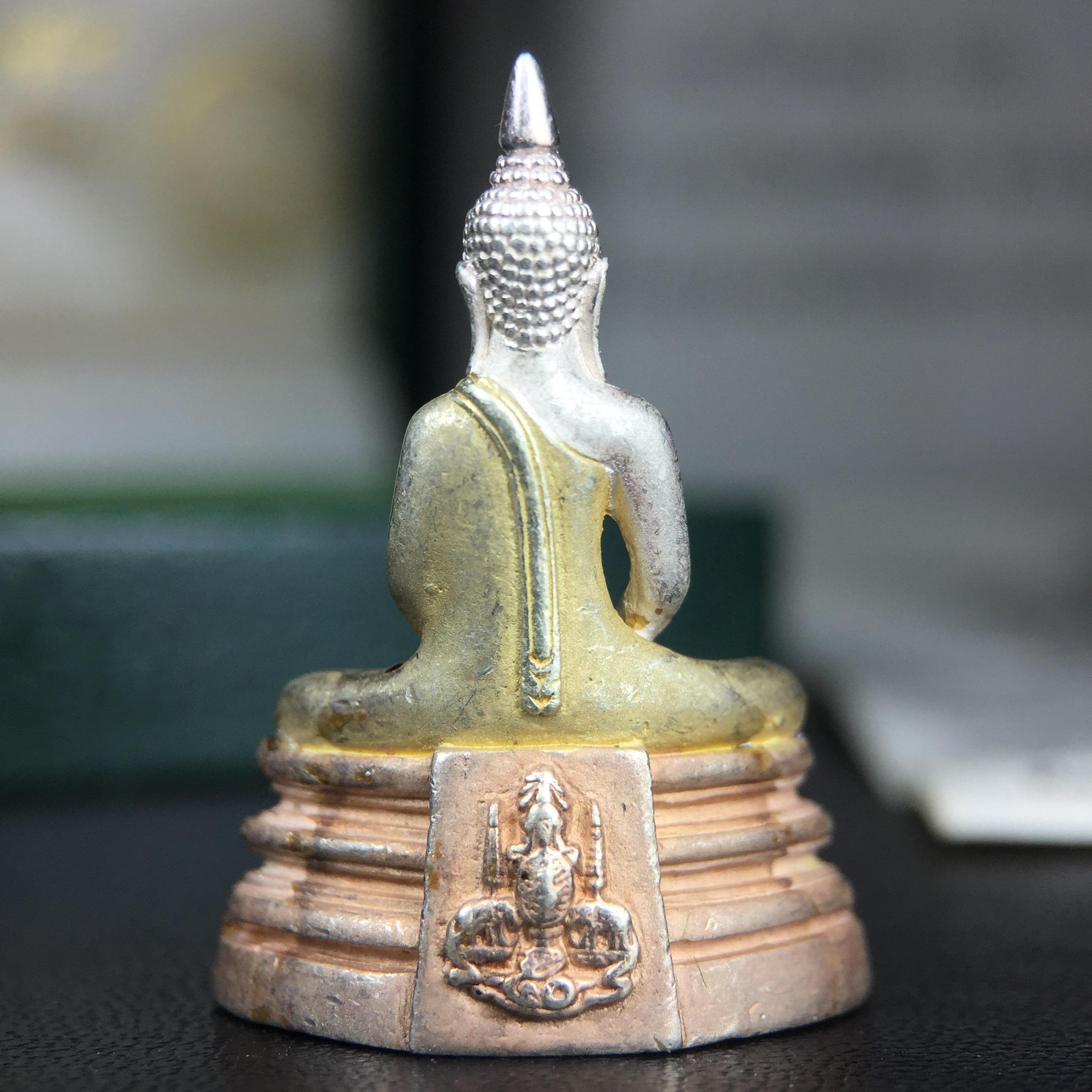 พระพุทธโสธร ภปร. รุ่นย้อนยุค สร้างพระอุโบสถ สมาคมชาวฉะเชิงเทรา จัดสร้าง ปี 2539 วโรกาสครองสิริราชสมบัติครบ 50 ปี เนื้อเงินสามกษัตริย์ทรายนวลขัดเงาบางส่วน(ผิวเดิม) พร้อมกล่องบรรจุและใบรับรองเดิม