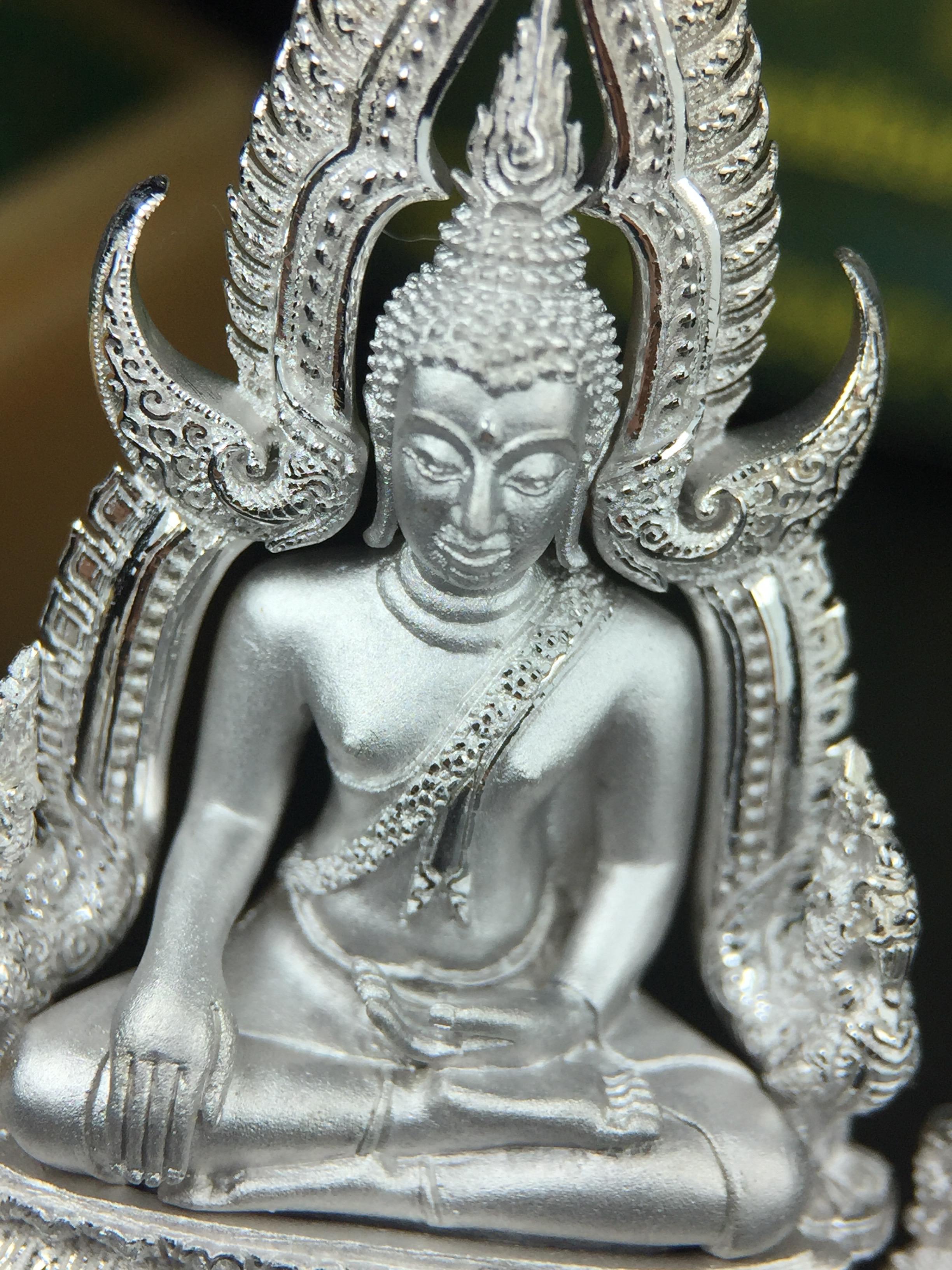 พระพุทธชินราช(จำลอง) ภปร. 84 พรรษา เนื้อเงินชุบทองคำขาว พิมพ์ใหญ่ขนาดหน้าตัก 3/4 นิ้ว(พระราชทานมวลสาร จิตรลดาและเส้นพระเจ้า(เส้นผม))รัชกาลที่9)พุทธศิลป์ทรงคุณค่าอีกหนึ่งรุ่นยอดนิยม(1ใน 3000 องค์)