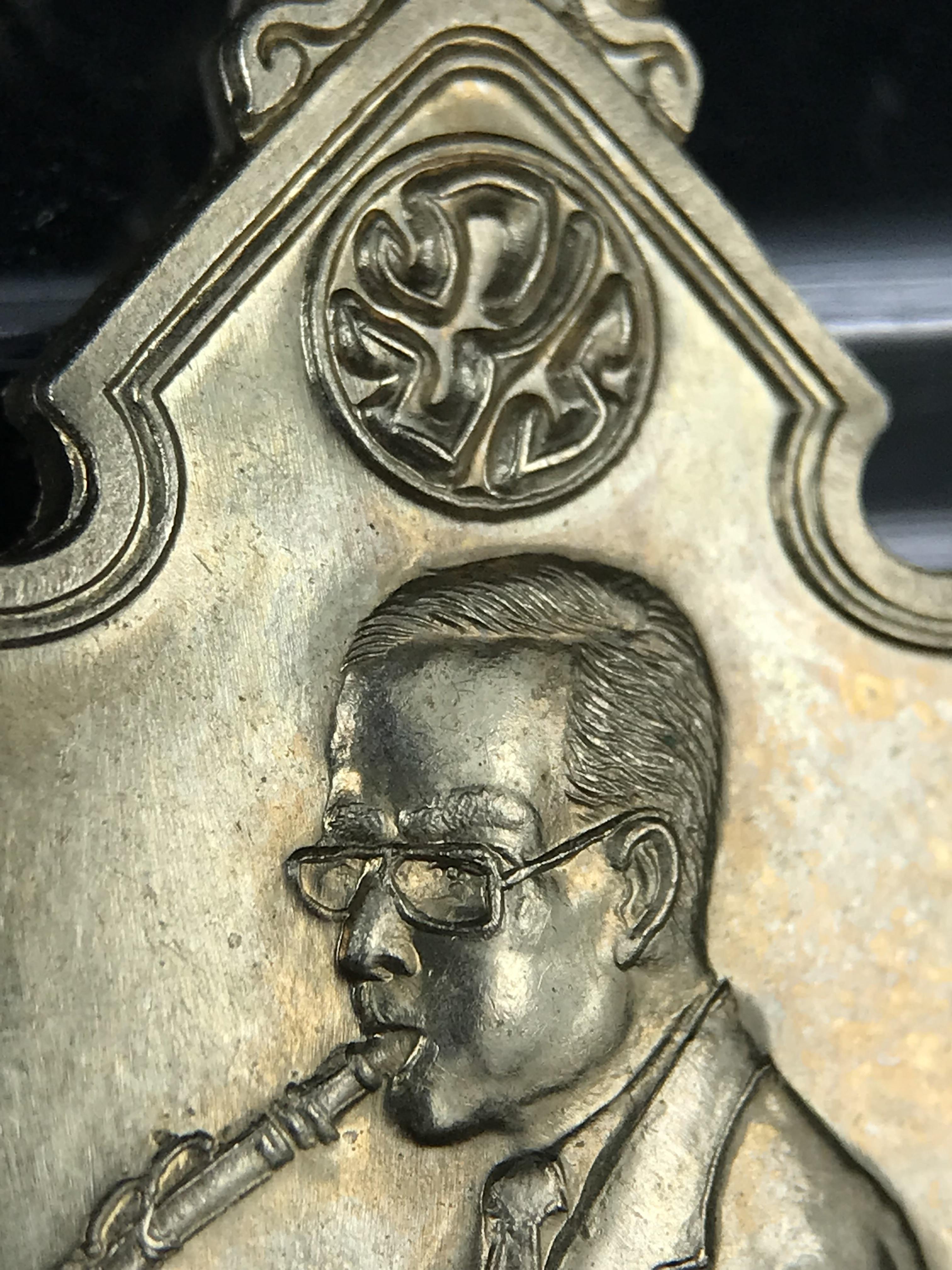 เหรียญครอบครูช่างหลวง(ในหลวงทรงดนตรี) เนื้ออัลปาก้า ปี 2550(หายาก)สุดยอดแห่งความหายากมีหมุนเวียนให้เห็นน้อยมากเป็นอีกหนึ่งรุ่นยอดนิยมของเสด็จพ่อร.9เหรียญนี้สวยมากผิวน้ำทองทั่วทั้งเหรียญ