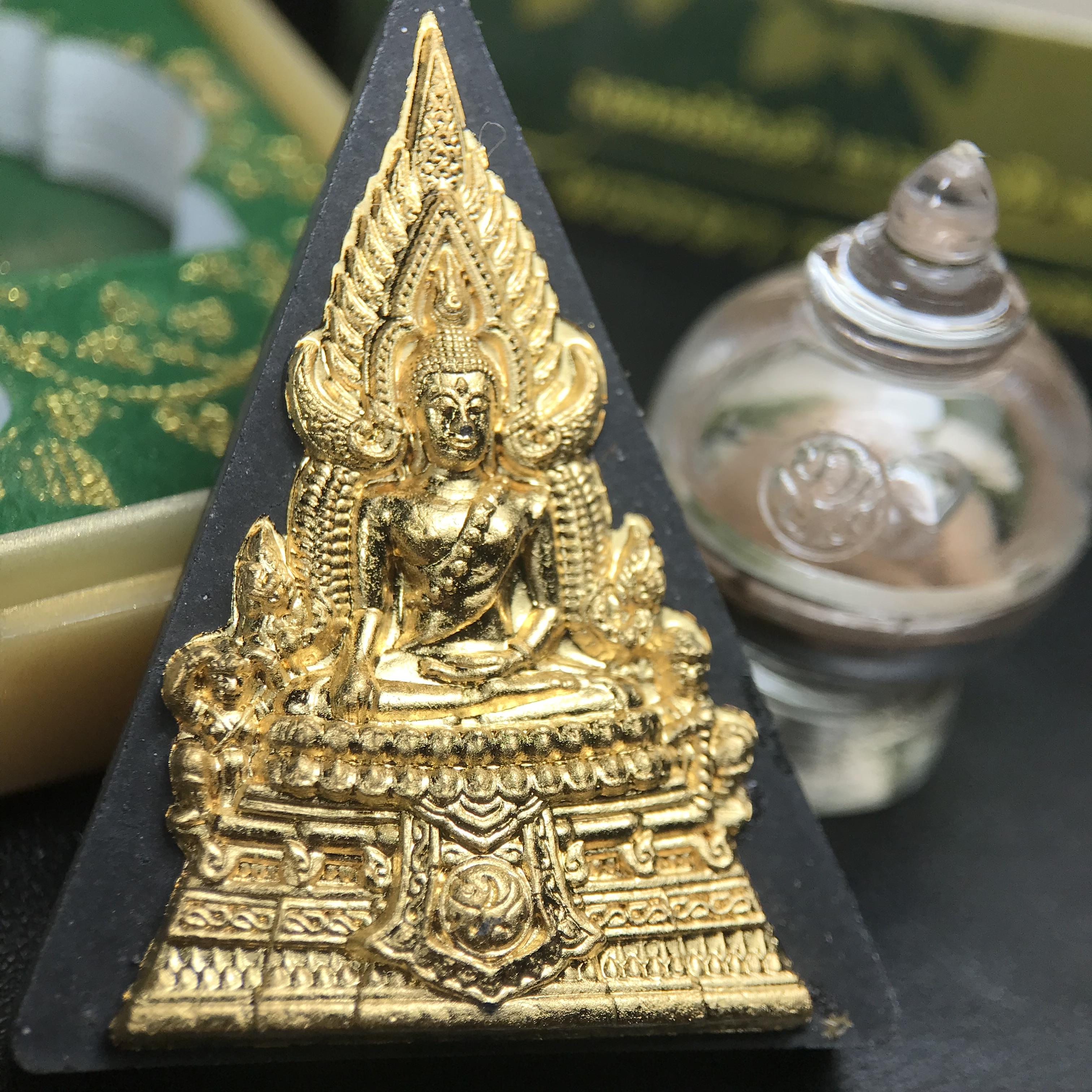 พระพุทธชินราช ภปร. 84พรรษา เนื้อผงปิดทองด้านหน้า หลัง ภ.ป.ร. เนื้อแดง (พระราชทานมวลสาร จิตรลดาและเส้นพระเจ้า(เส้นผม)ในหลวงรัชกาลที่9)พุทธศิลป์ทรงคุณค่าอีกหนึ่งรุ่นยอดนิยม(องค์หมายเลข ๒๕๔๙)1 ใน 10000 องค์