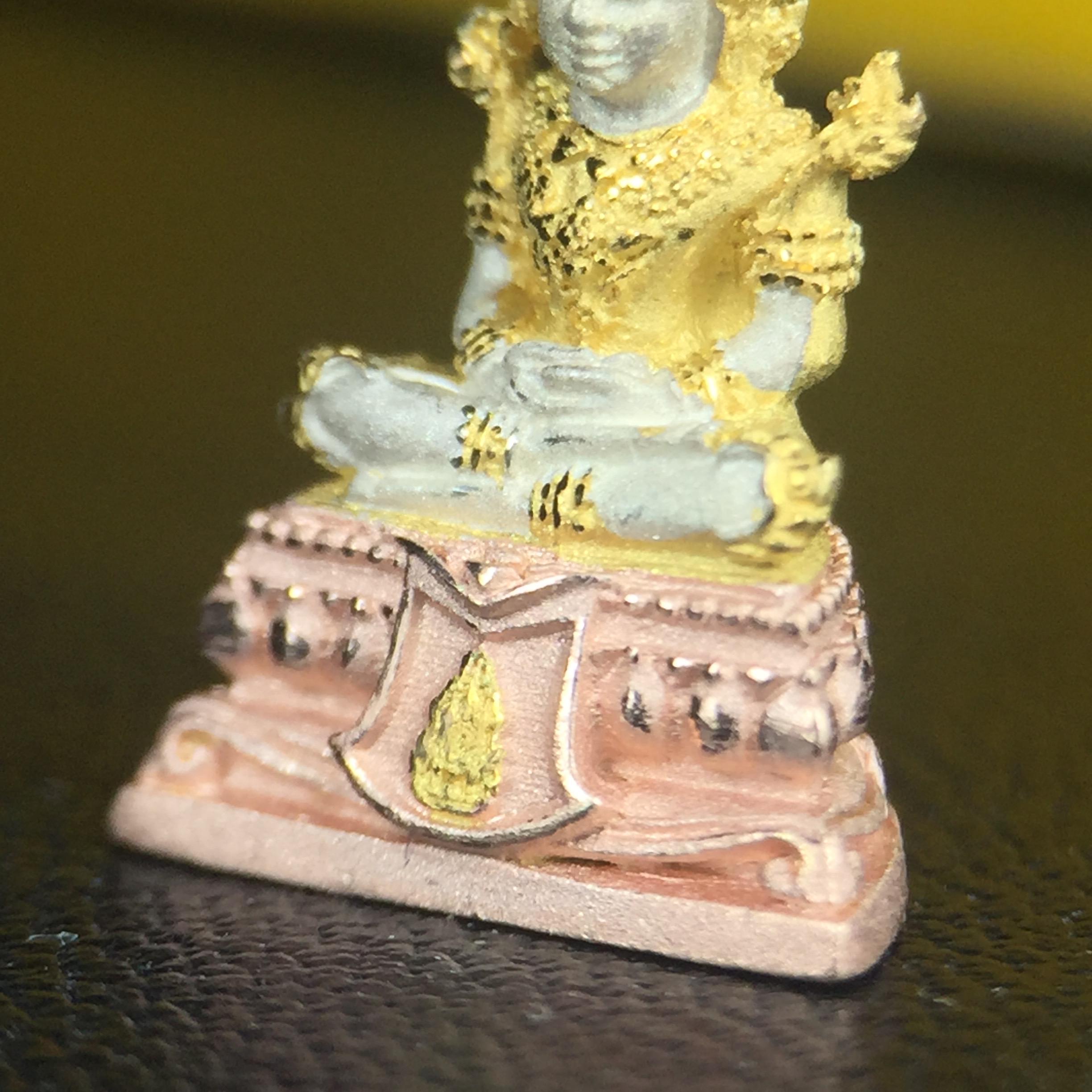 พระแก้วมรกต(จำลอง)ลอยองค์ ขนาดหน้าตัก 1/4 นิ้ว ทรงเครื่องฤดูร้อน เนื้อเงินสามกษัตริย์ ตราสัญลักษณ์ฉลองสิริราชสมบัติครบ 60 ปี พ.ศ.2549(สภาพสวย ครบ สมบูรณ์)