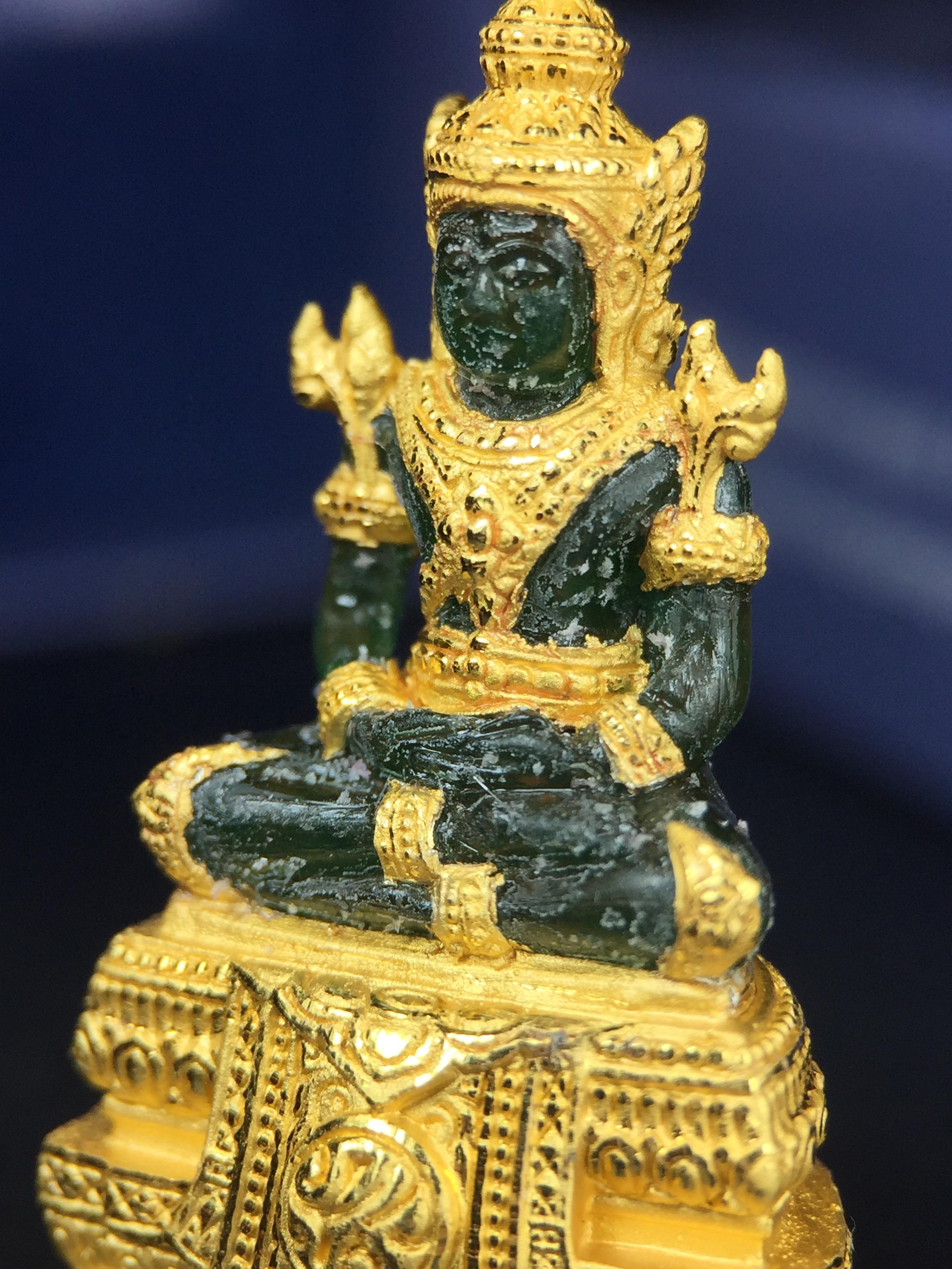 พระแก้วมรกต ภปร. จัดสร้างโดย รพ.ภูมิพลฯ ปี2547 ลอยองค์ขนาดหน้าตัก 1/2 นิ้ว เนื้อเรซิ่นหุ้มทองคำ99.99 งดงามทรงคุณค่าอีกหนึ่งรุ่นยอดนิยม หายาก