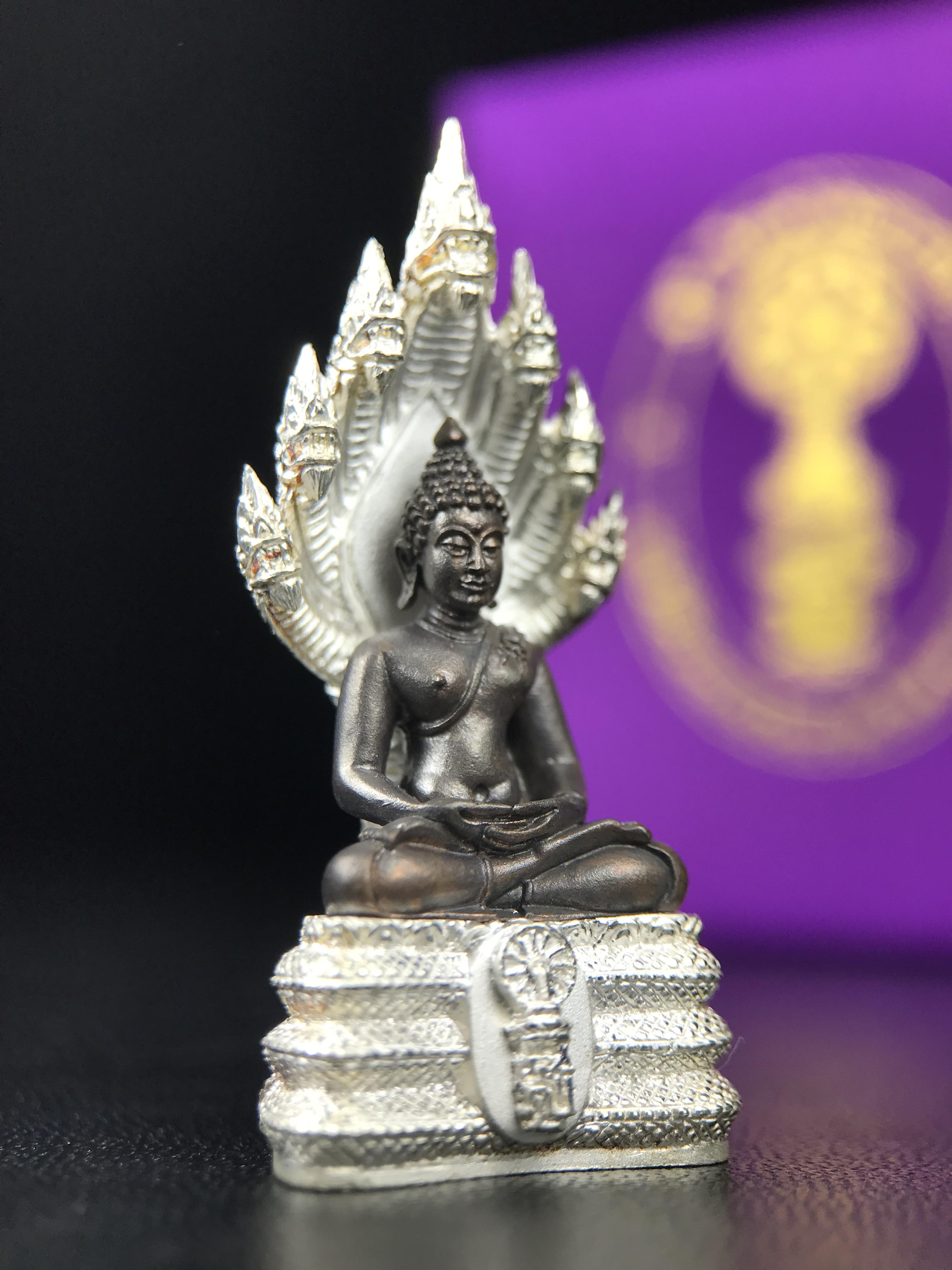 พระนาคปรก สธ. รุ่นสร้างพระอุโบสถเฉลิมพระเกียรติ 4 รอบ 84 พรรษา สมเด็จพระเทพรัตนราชสุดาฯ วัดบวรนิเวศวิหาร ปี 2543 พิมพ์ใหญ่ องค์พระเนื้อนวโลหะ ฐานนาคปรกเนื้อเงิน(สภาพ สวย )พิธีใหญ่ พุทธศิลป์งดงาม หายาก(องค์หมายเลขสวย ๒๖๗) (1 ใน 1999 องค์)