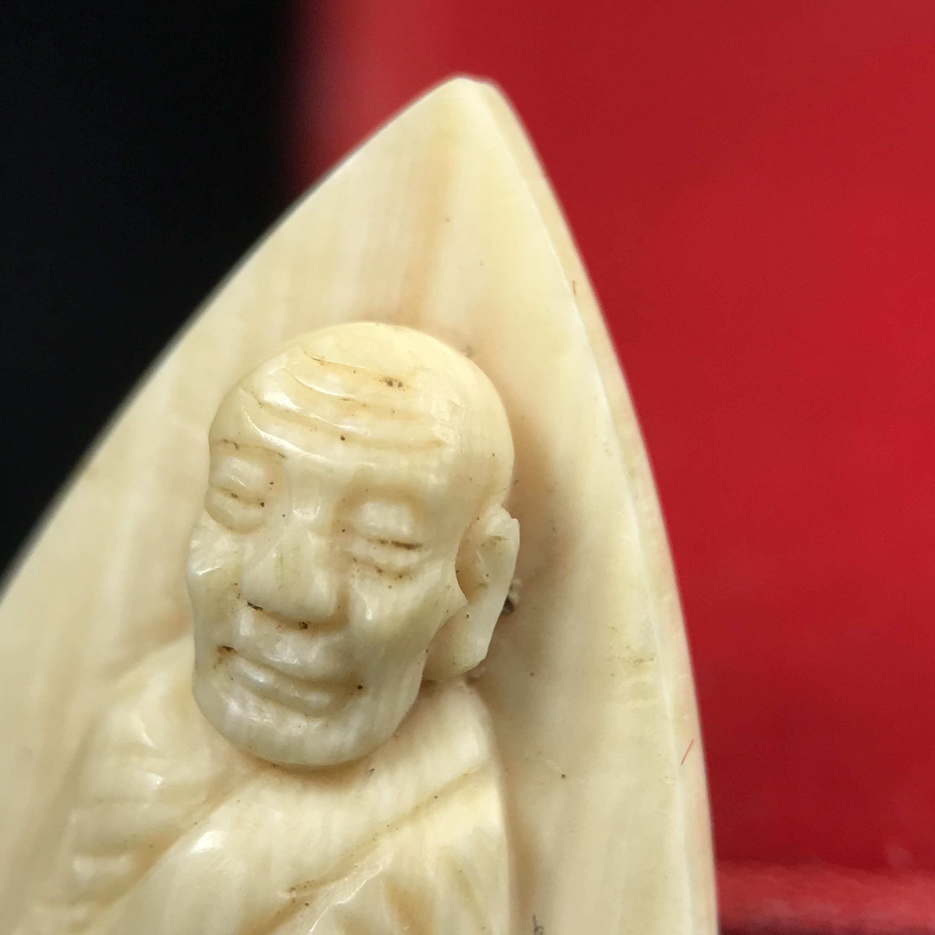 สมเด็จหลวงพ่อทวด รุ่นคชสารหมื่นปี (ศิลปาชีพ) วัดช้างให้ ปี 2541โดยมีท่าน อ.นอง วัดทรายขาว เป็นเจ้าพิธี และมีเกจิร่วมปลุกเสก 108 รูป บรรจุผงว่านเก่าและดินกากยายักษ์(พิมพ์ใหญ่เตารีด)พร้อมกล่องบรรจุครบ นิยมหายาก***องค์นี้ผิวสวยงานแกะพุทธศิลป์สวยงดงาม***