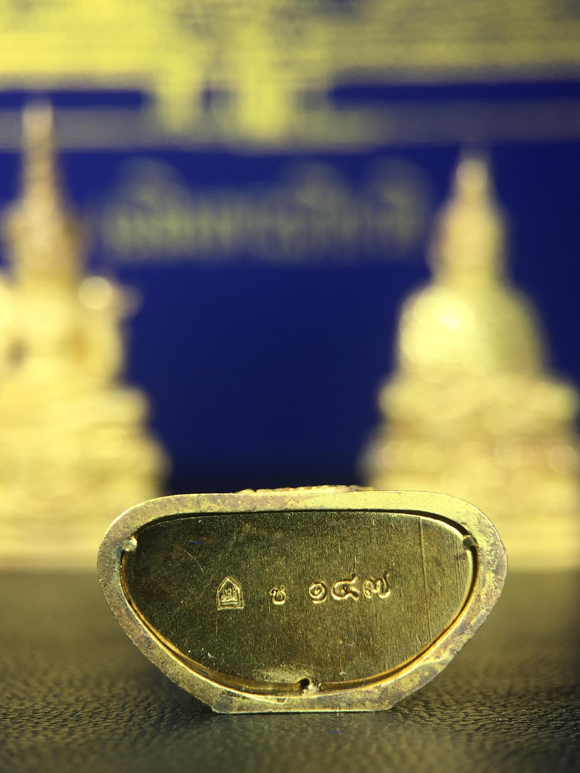 พระพุทธมหามณีรัตนปฎิมากร(พระแก้วมรกต)รุ่น เฉลิมพระเกียรติ วัดพระศรีรัตนศาสดารามราม(วัดพระแก้ว) ปี2543 เนื้อเงินชุบทองพ่นทรายขัดเงาบางส่วน พิมพ์ใหญ่ลอยองค์ ชุด 3 ฤดู ตอกโค๊ตหมายเลขเดียวกันทั้ง3องค์ ชุดหมายเลข( ช147)สภาพผิวสวยดุจทองคำกล่องบรรจุเดิมครบ